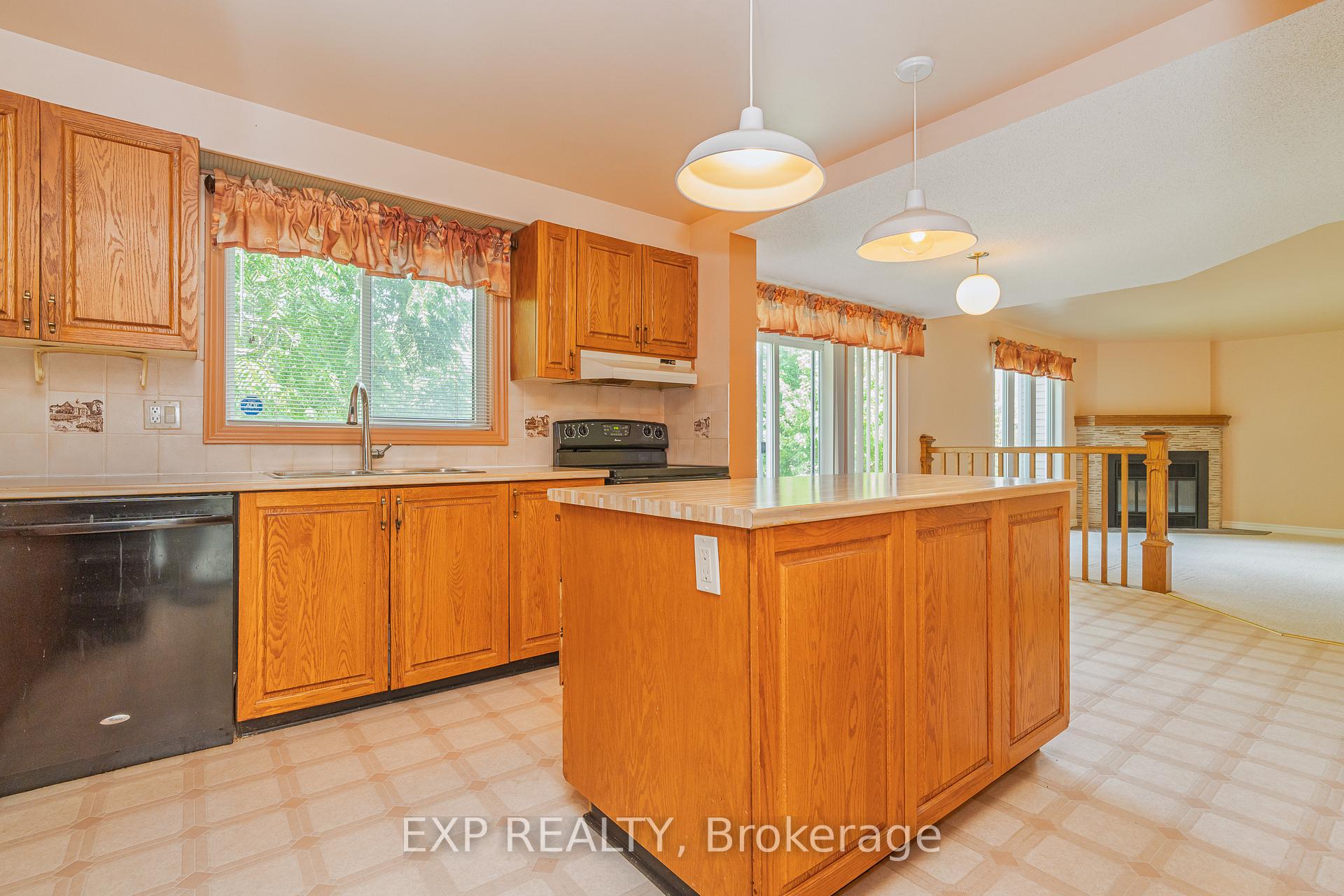 Photo 14 of 1874 Robinwood Place, Ottawa, Chapel Hill — HOMEH