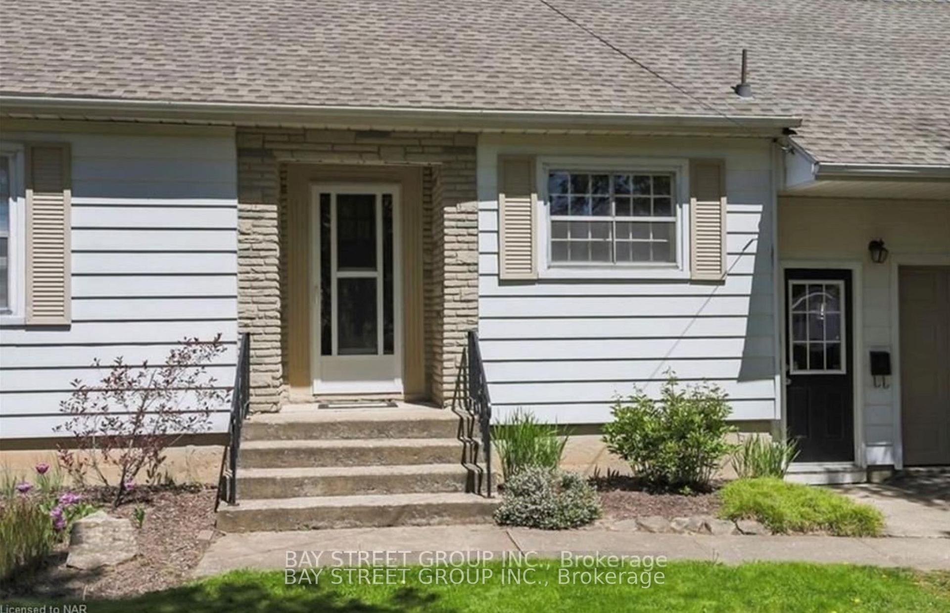 Photo 3 of 6565 Stamford Green Drive, Niagara Falls, Stamford — HOMEH