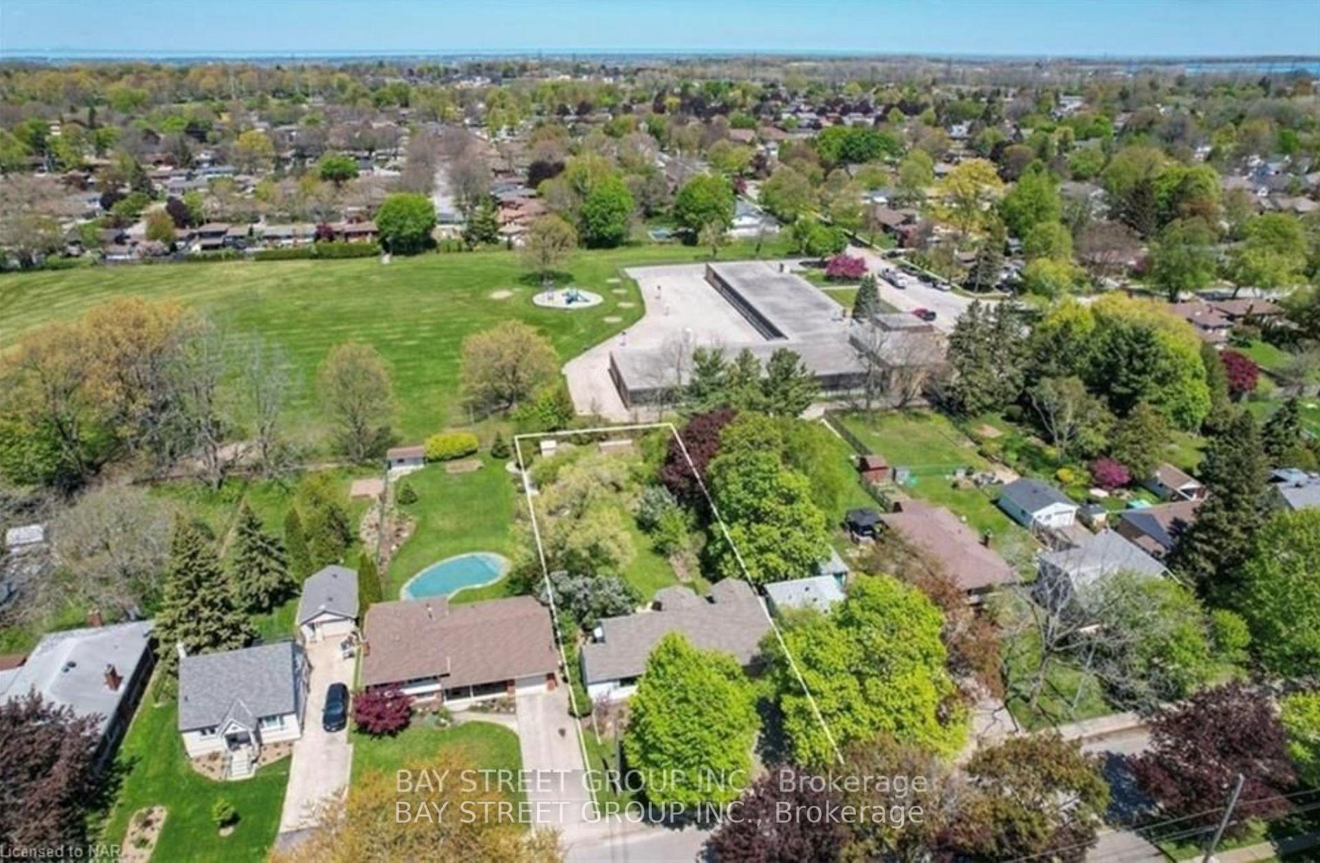 Photo 4 of 6565 Stamford Green Drive, Niagara Falls, Stamford — HOMEH