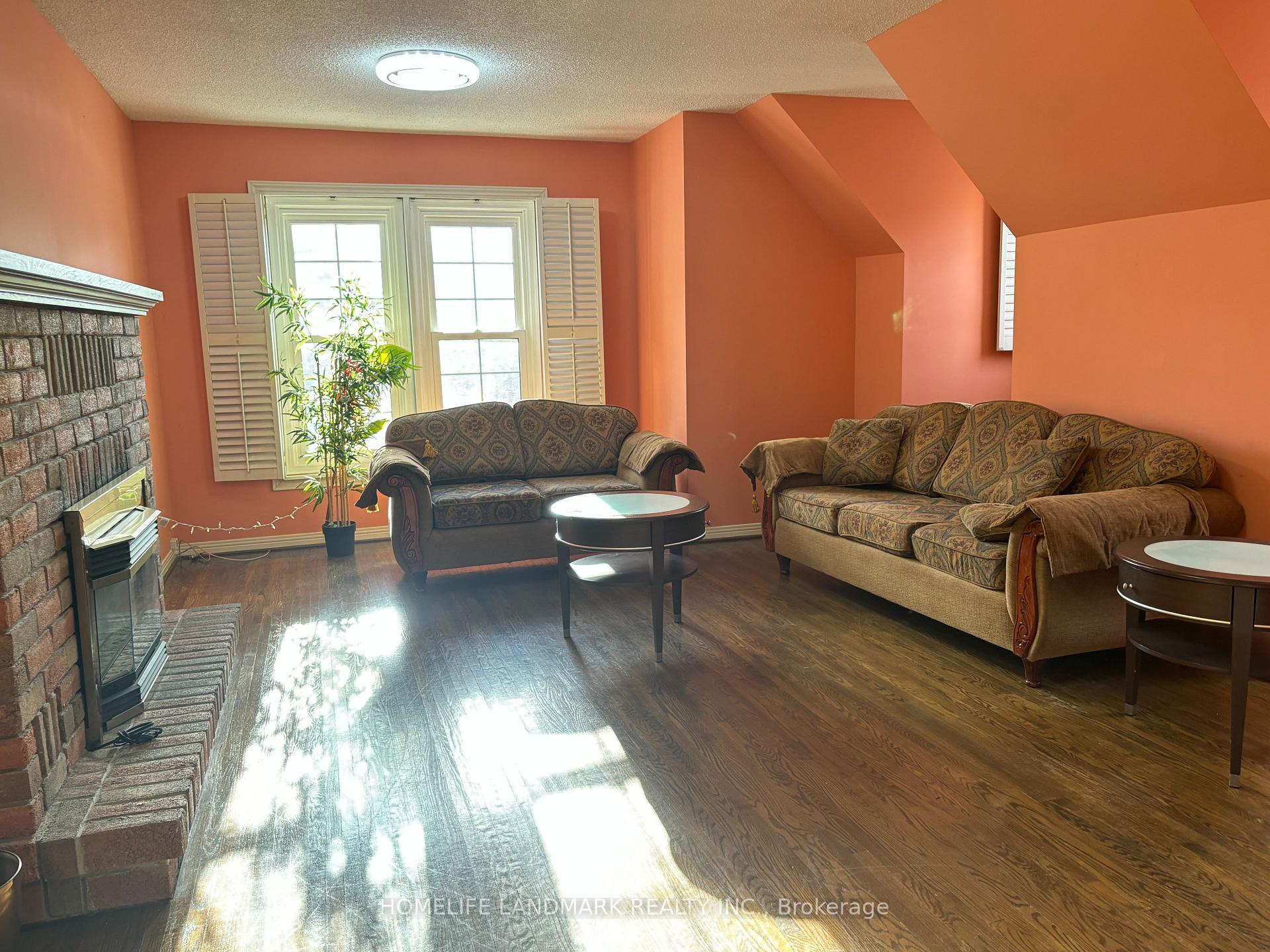 Photo 2 of 22 Rosemead Close, Markham, Unionville — HOMEH