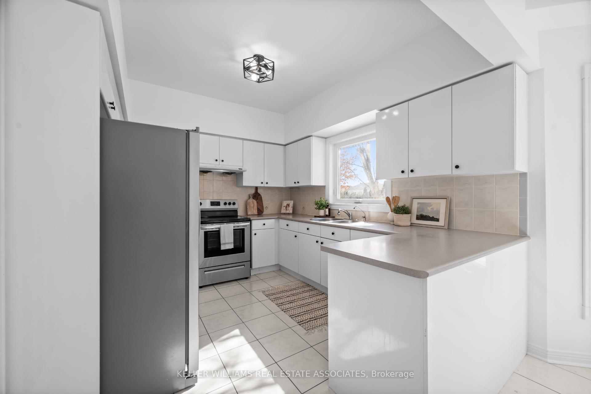 Photo 10 of 73 Fawnbrook Circle, Markham, Unionville — HOMEH
