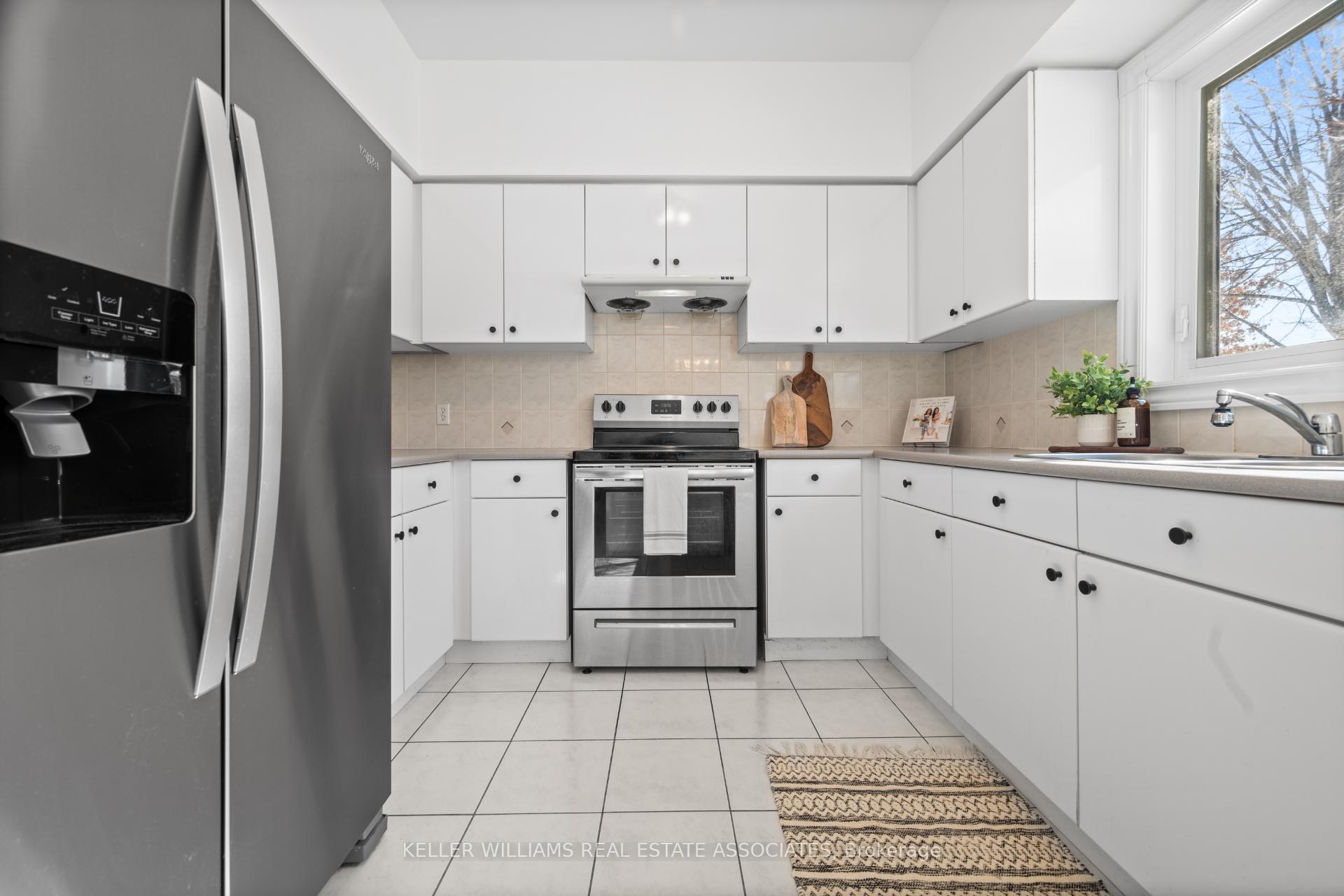 Photo 12 of 73 Fawnbrook Circle, Markham, Unionville — HOMEH