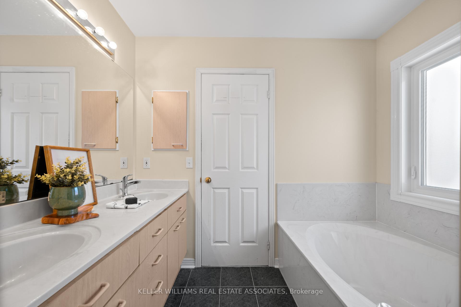 Photo 35 of 73 Fawnbrook Circle, Markham, Unionville — HOMEH