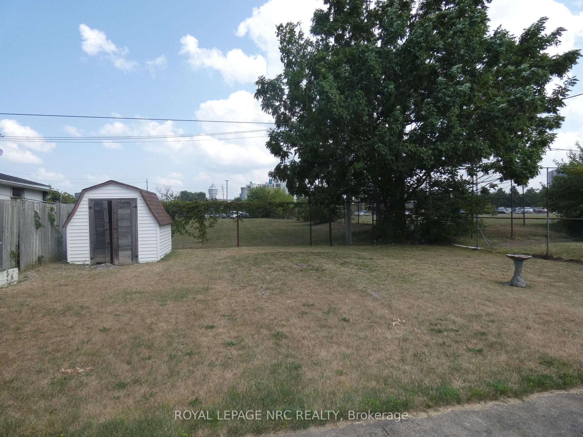 Photo 4 of 5730 Desson Avenue, Niagara Falls, Clifton Hill — HOMEH