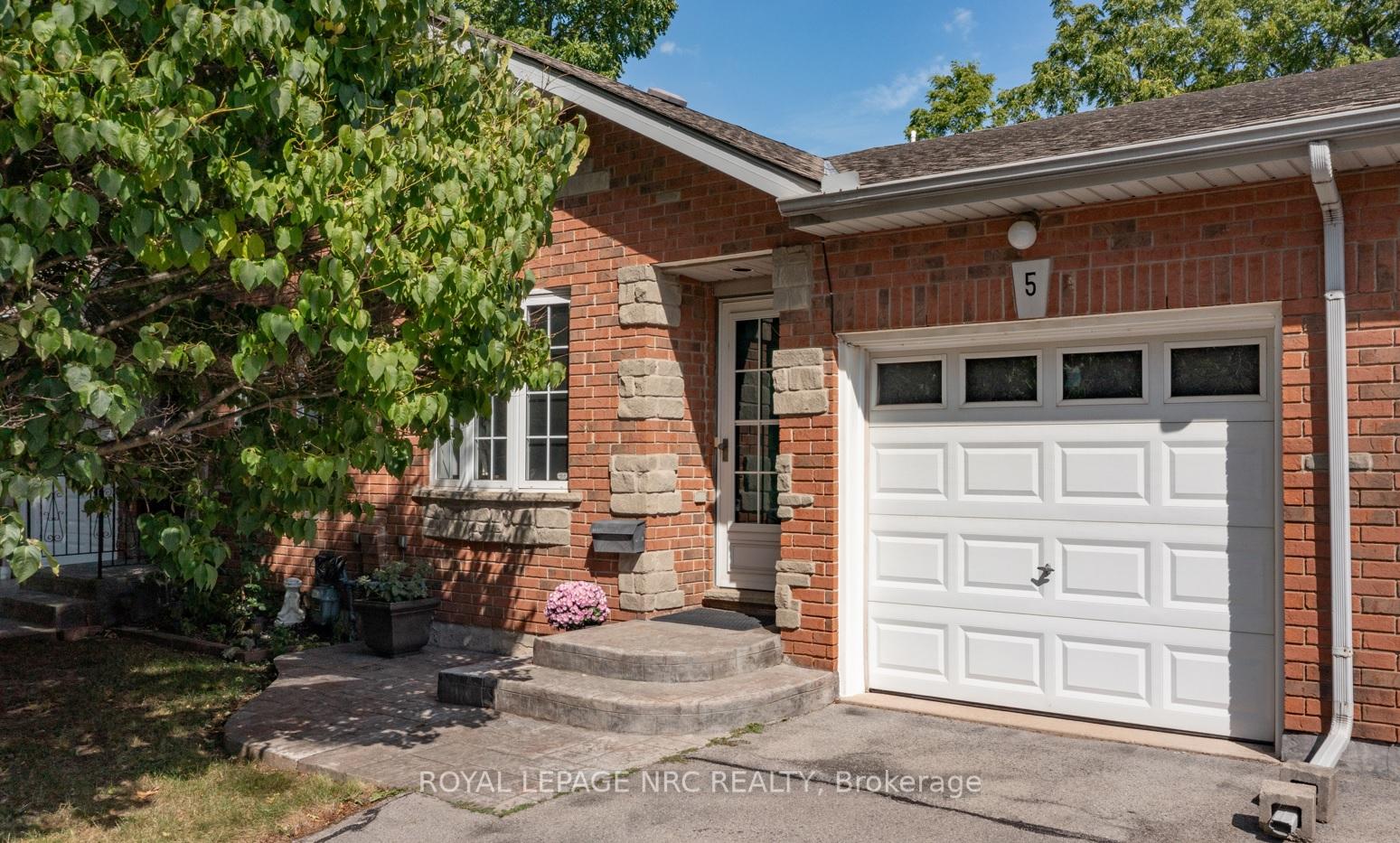 Photo 1 of 5 Kinsman Court, Pelham, Fonthill — HOMEH