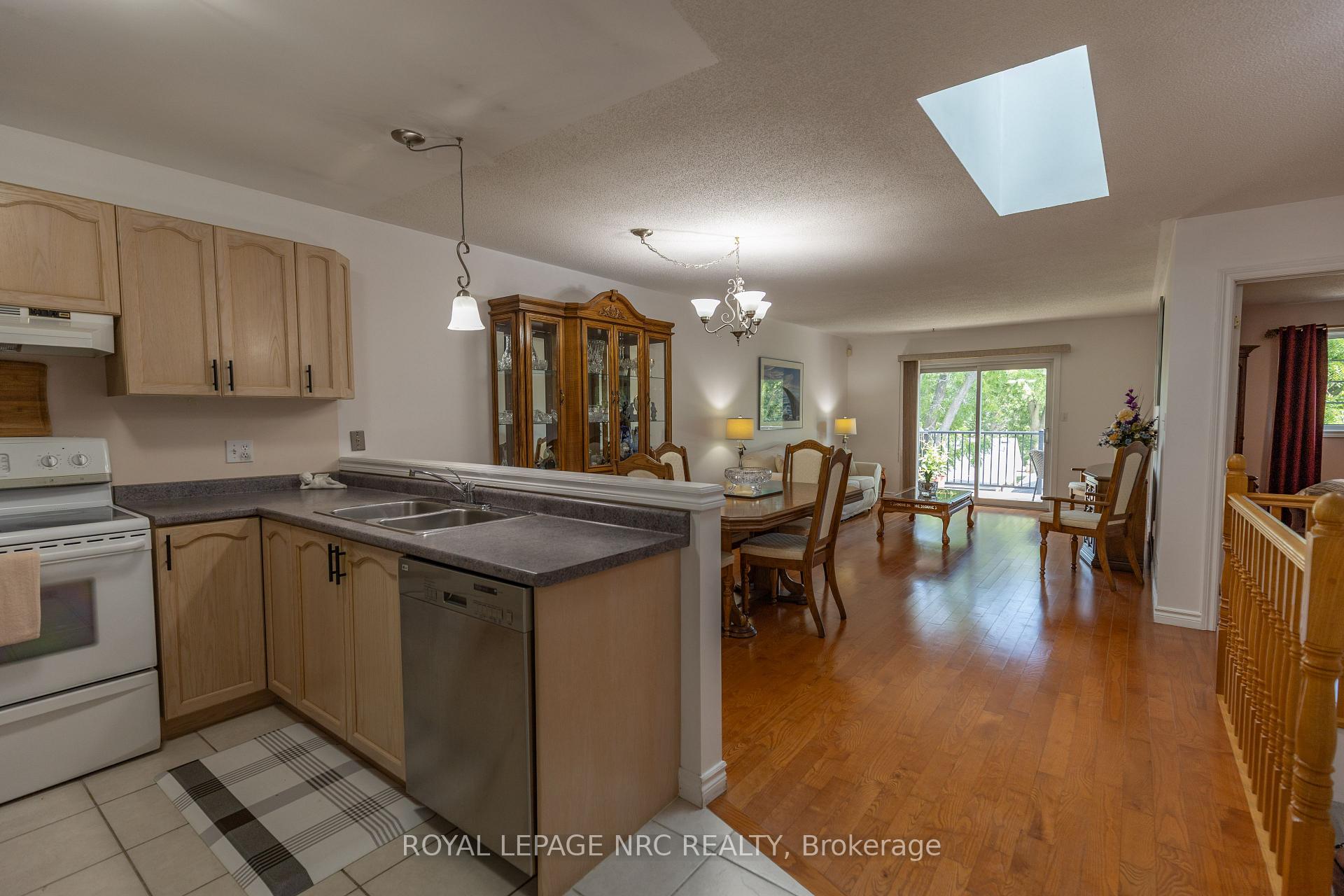 Photo 2 of 5 Kinsman Court, Pelham, Fonthill — HOMEH