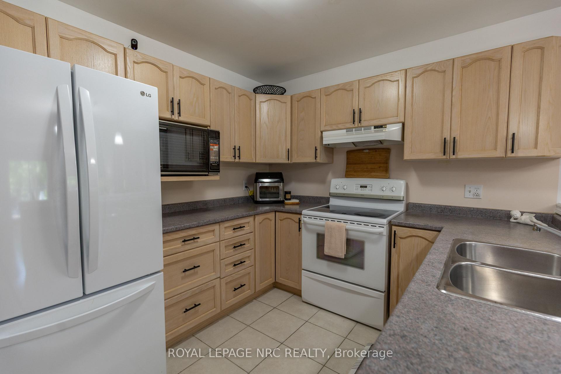 Photo 4 of 5 Kinsman Court, Pelham, Fonthill — HOMEH