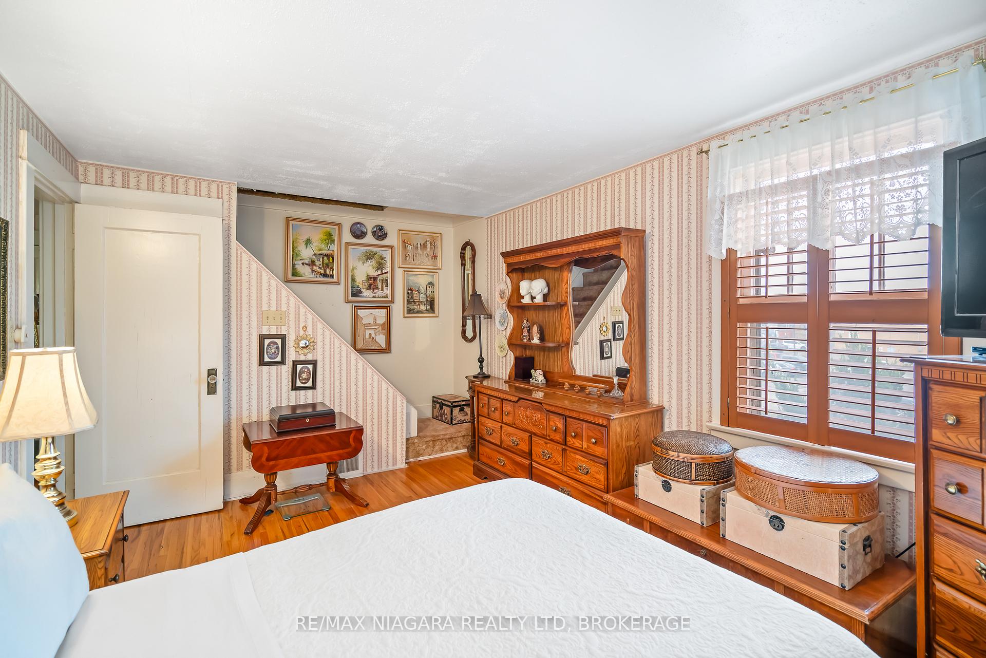 Photo 4 of 4494 Huron Street, Niagara Falls, Downtown — HOMEH