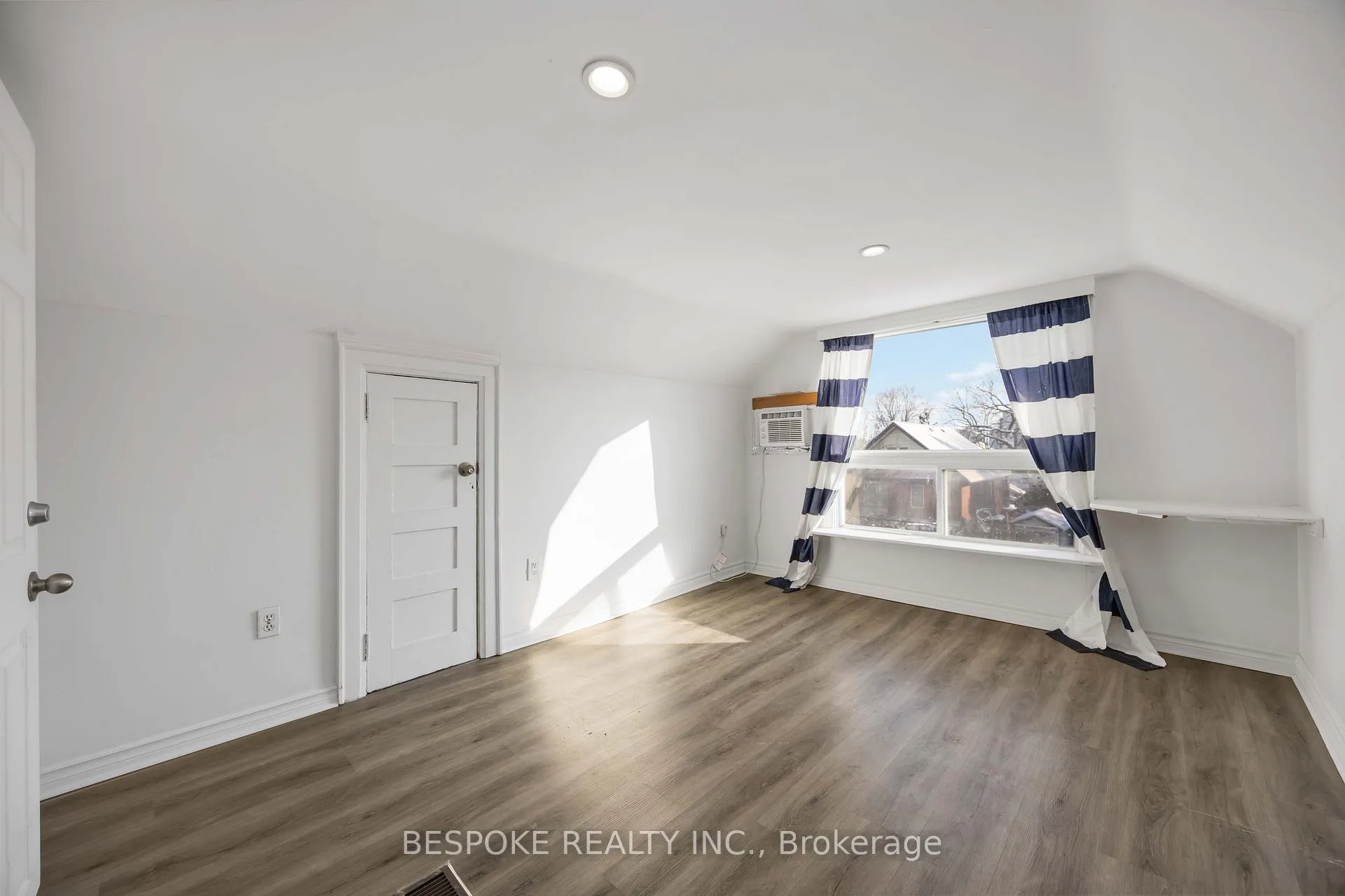 Photo 3 of Unit Unit 4, 140 Elgin Street E, Oshawa, O'Neill — HOMEH