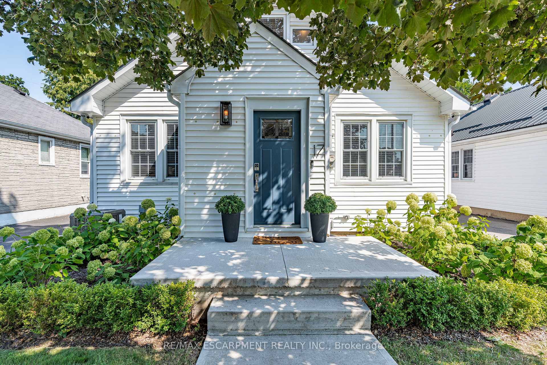 Front of 17 Davis Street W
