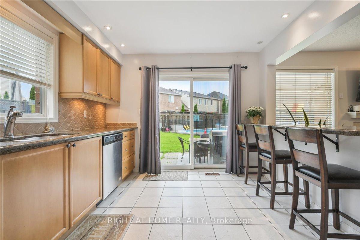 Photo 3 of 477 Farlow Crescent, Milton, Clarke — HOMEH