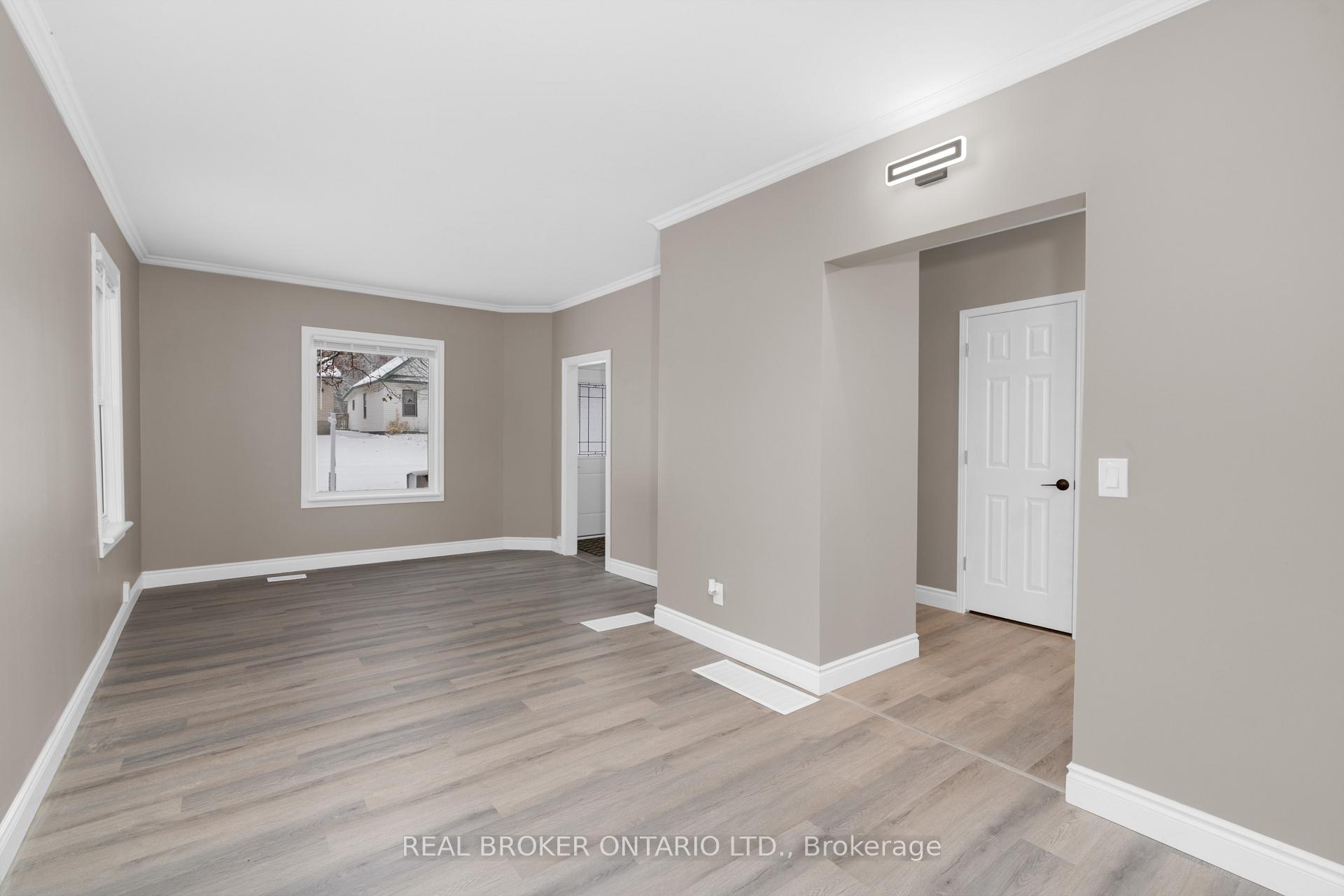 Photo 6 of 351 Arthur Street, Orillia — HOMEH