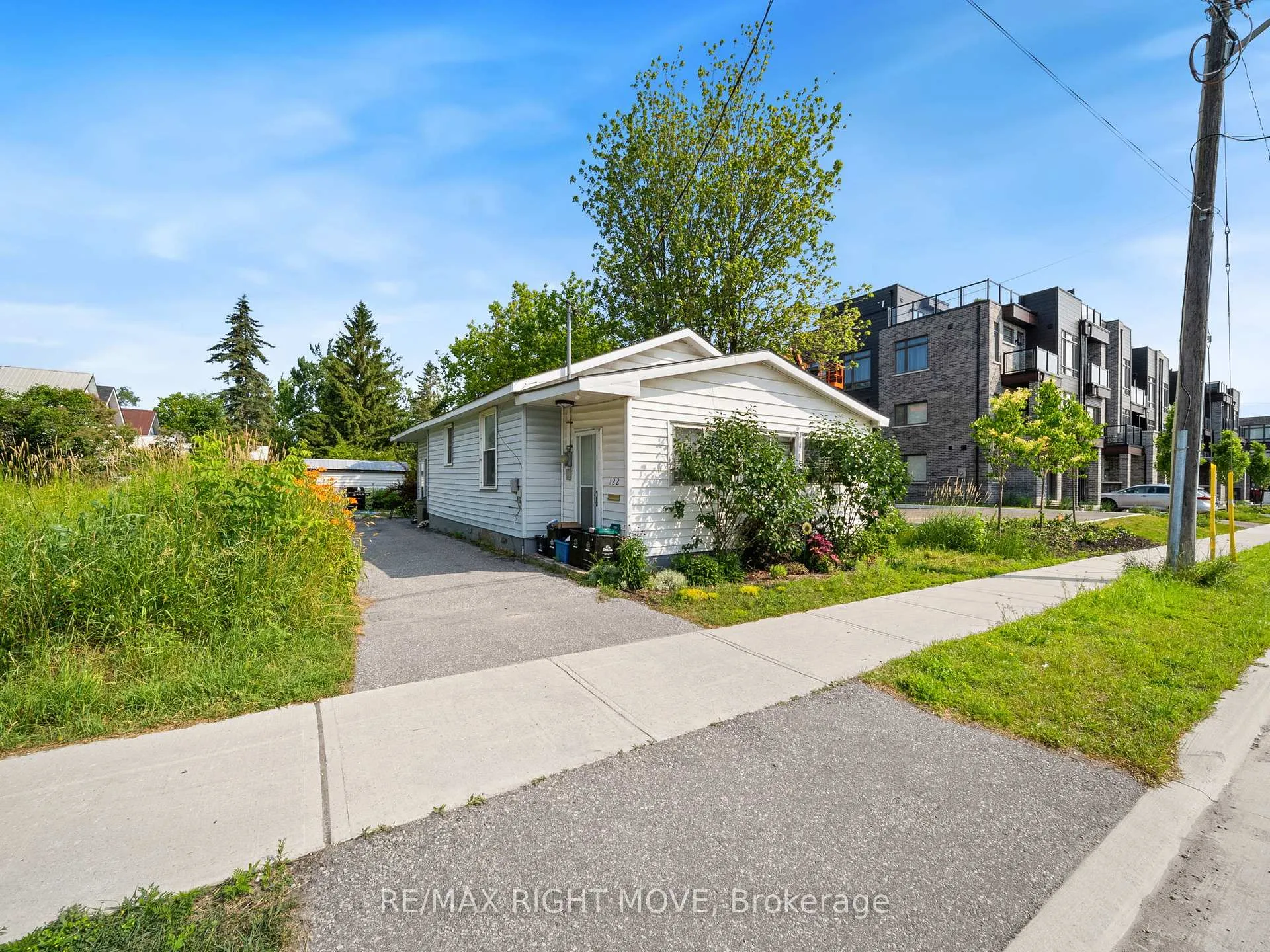 Photo 2 of 122 Elgin Street, Orillia — HOMEH