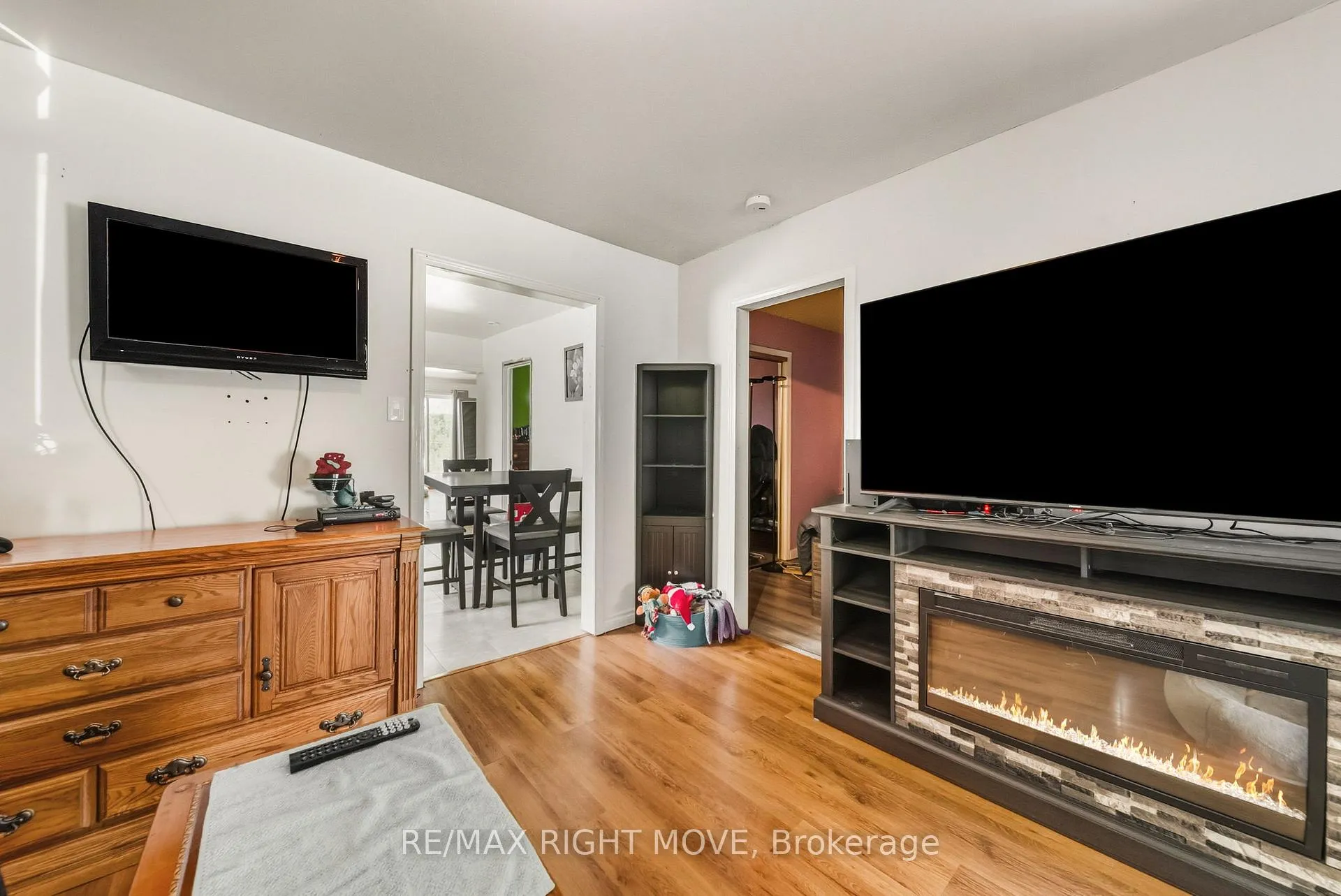 Photo 7 of 122 Elgin Street, Orillia — HOMEH