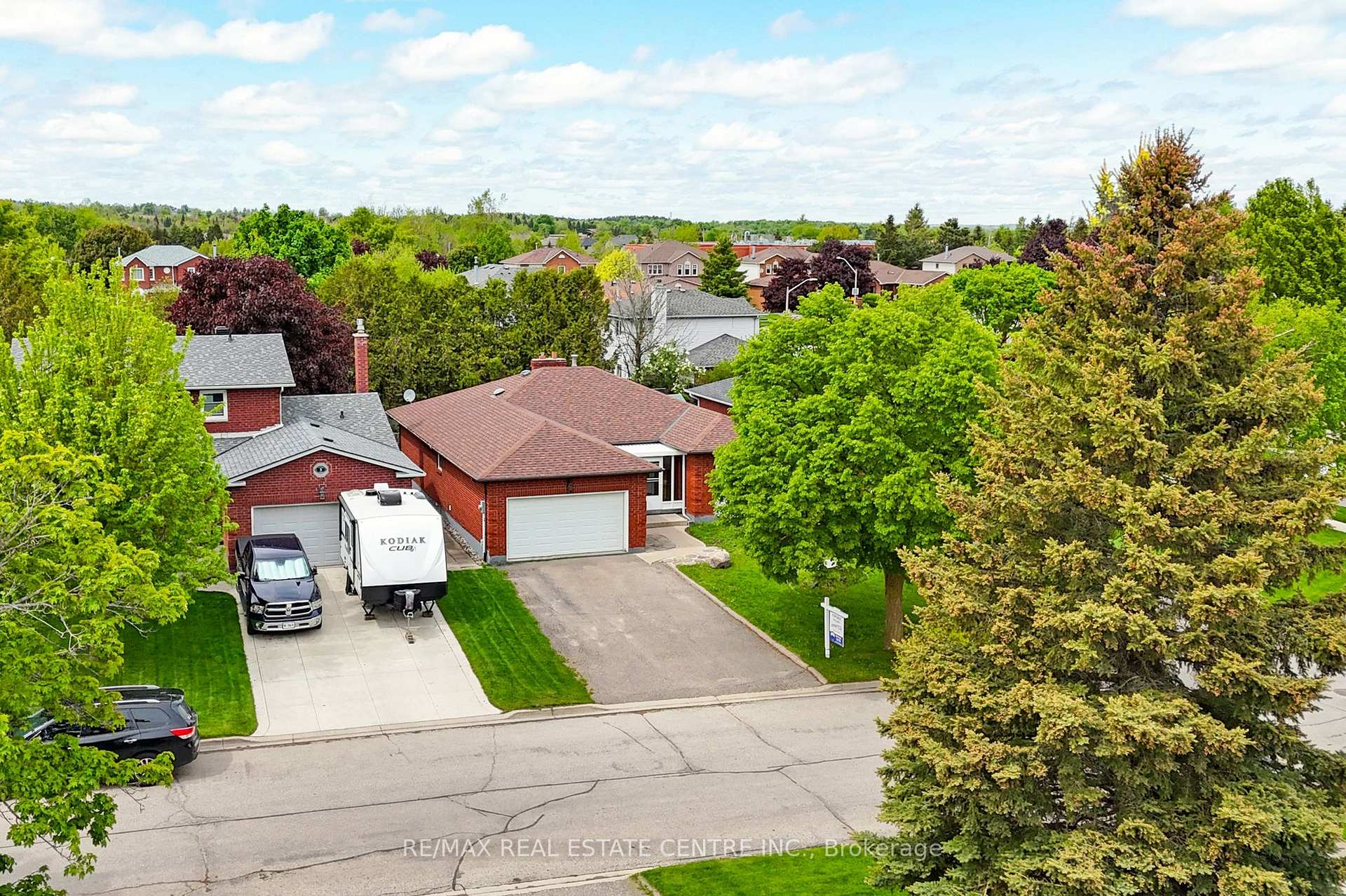Photo 11 of 3 Passmore Avenue, Orangeville — HOMEH