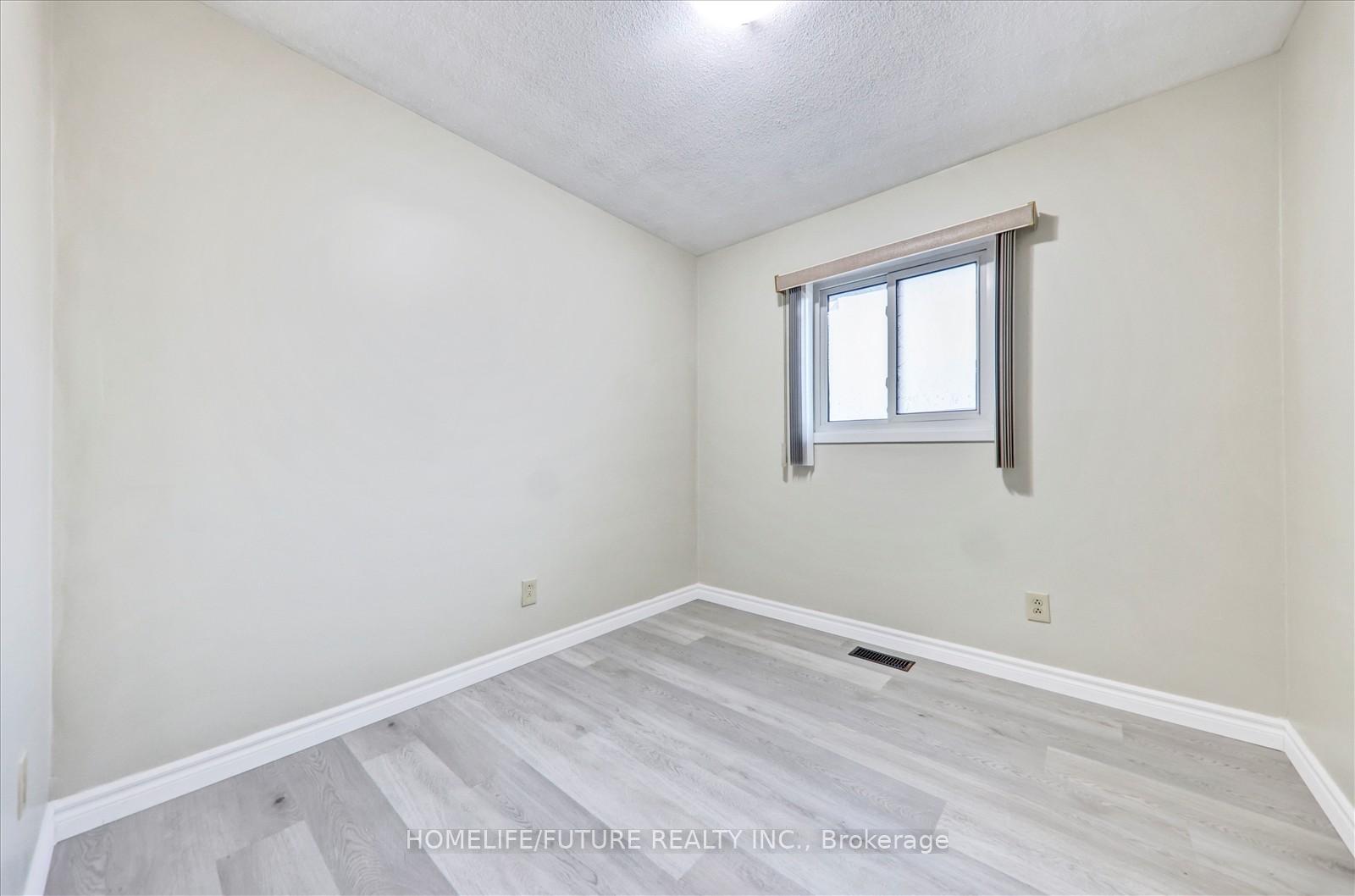 Photo 17 of 39 Cayuga Avenue, Oshawa, Samac — HOMEH