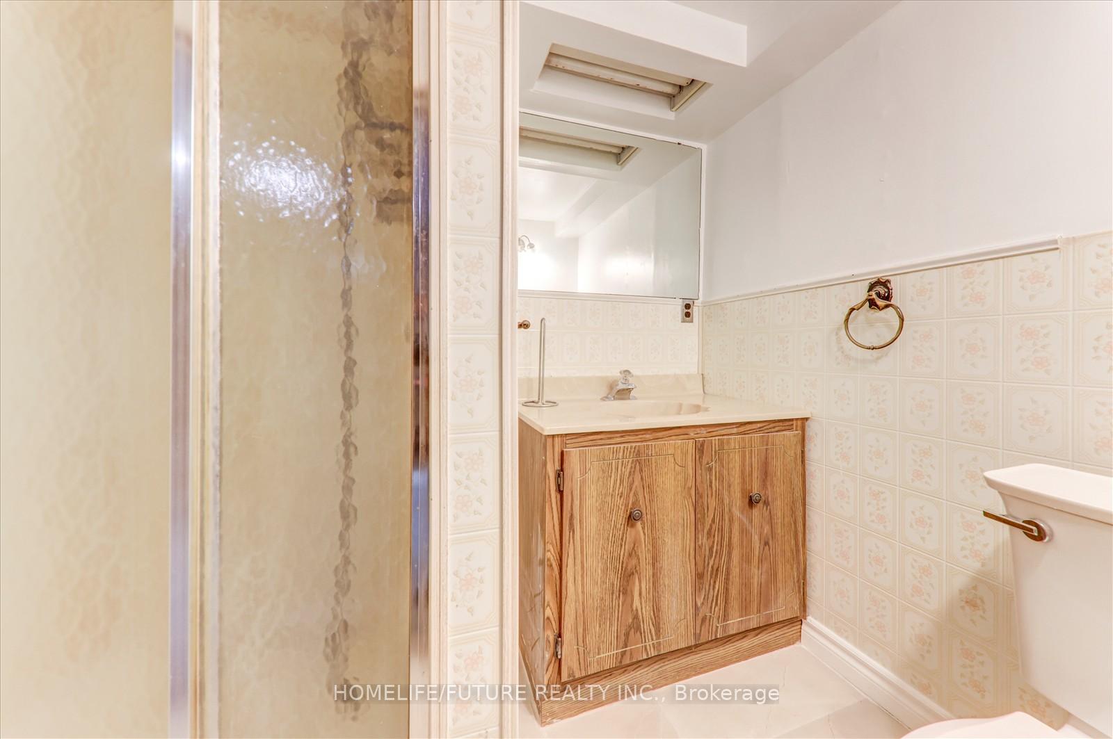 Photo 35 of 39 Cayuga Avenue, Oshawa, Samac — HOMEH