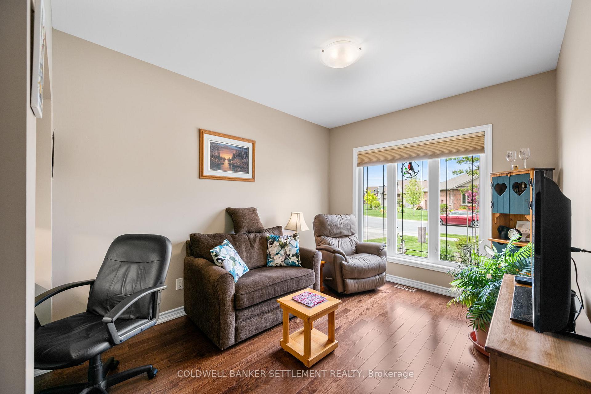 Photo 11 of 8 Senators Gate Drive, Perth — HOMEH
