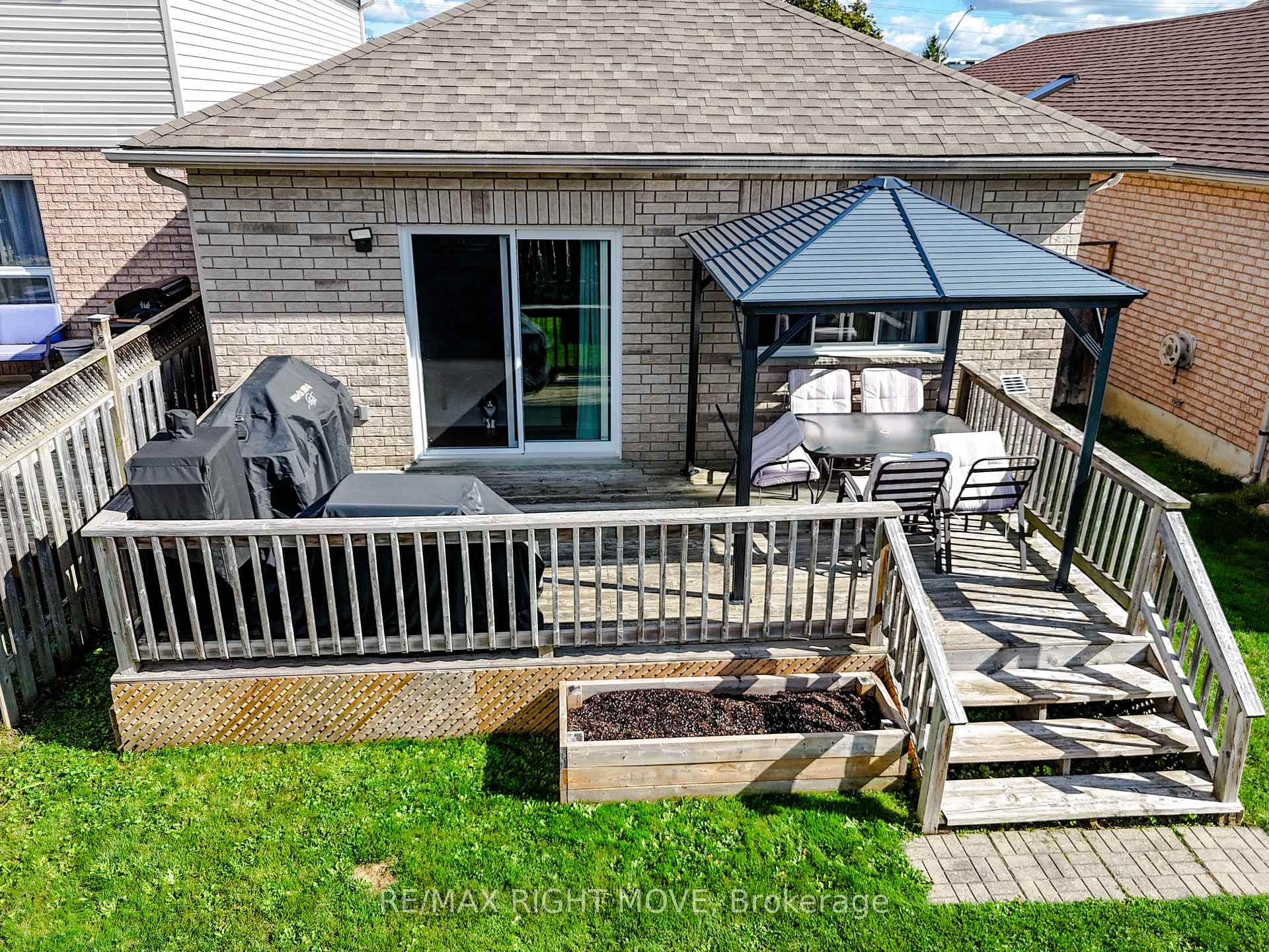Photo 24 of 32 Julia Crescent, Orillia — HOMEH