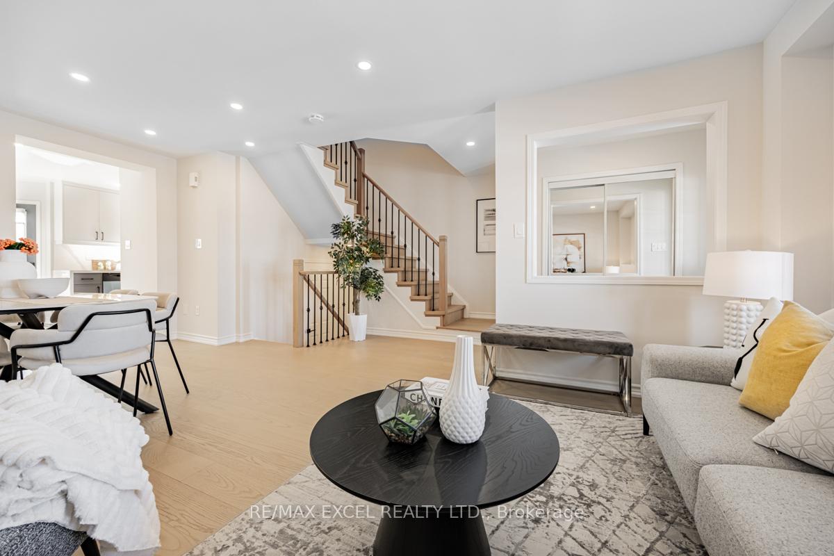 Photo 2 of 272 Gas Lamp Lane, Markham, Cornell — HOMEH