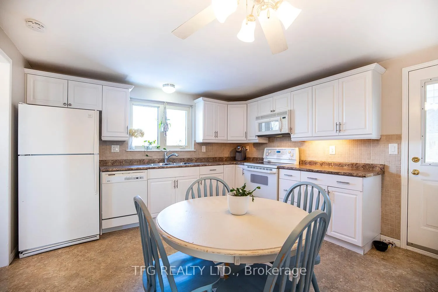 Photo 3 of 844 Grandview Drive E, Oshawa, Donevan — HOMEH