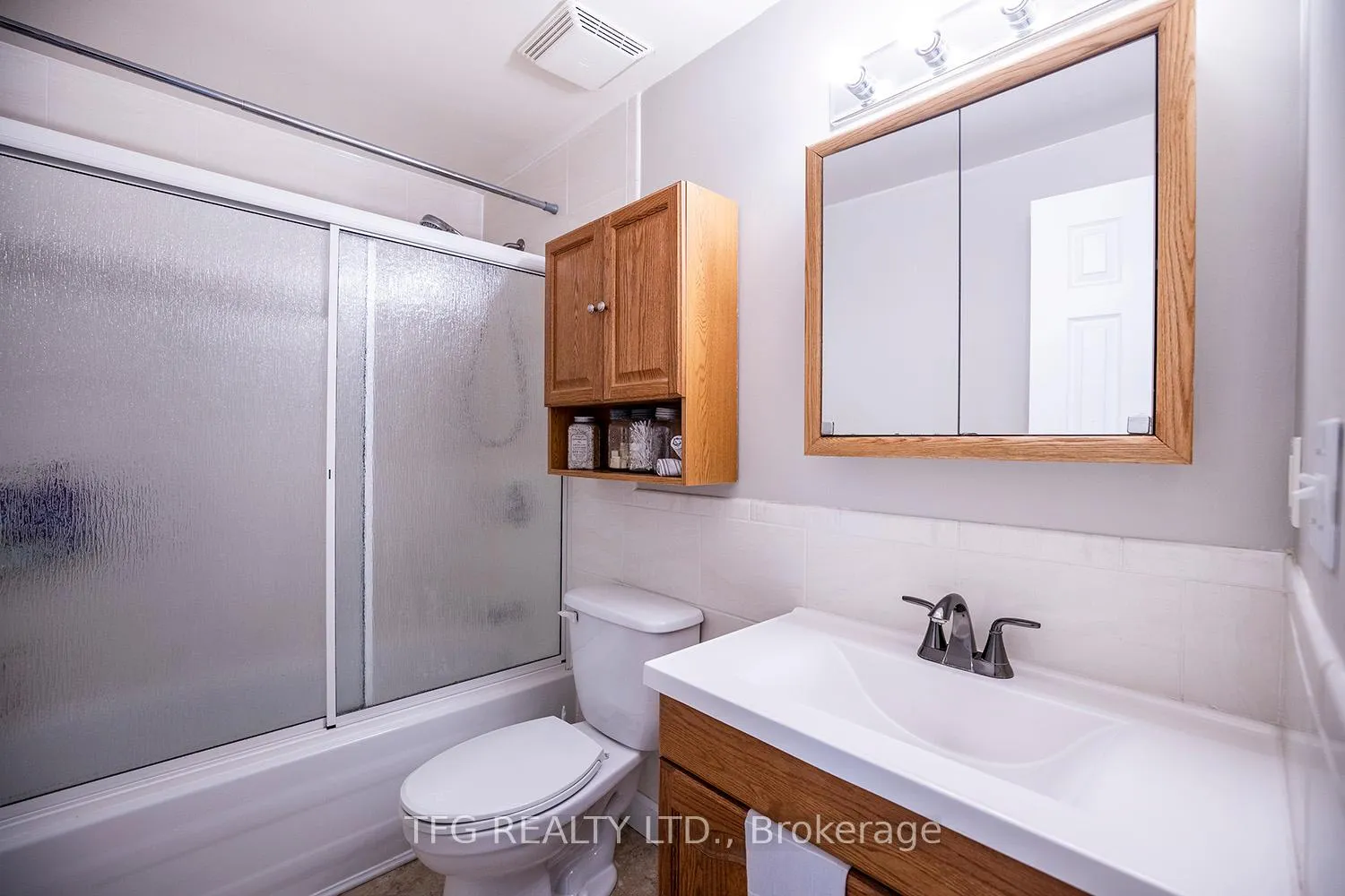 Photo 13 of 844 Grandview Drive E, Oshawa, Donevan — HOMEH