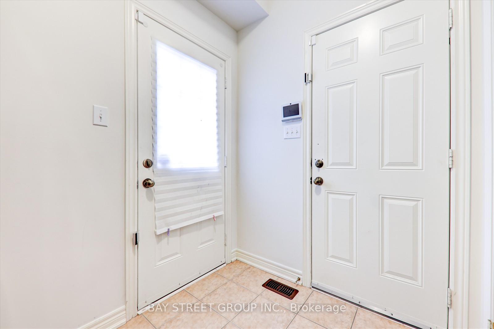 Photo 3 of 14 Sanders Drive, Markham, Box Grove — HOMEH