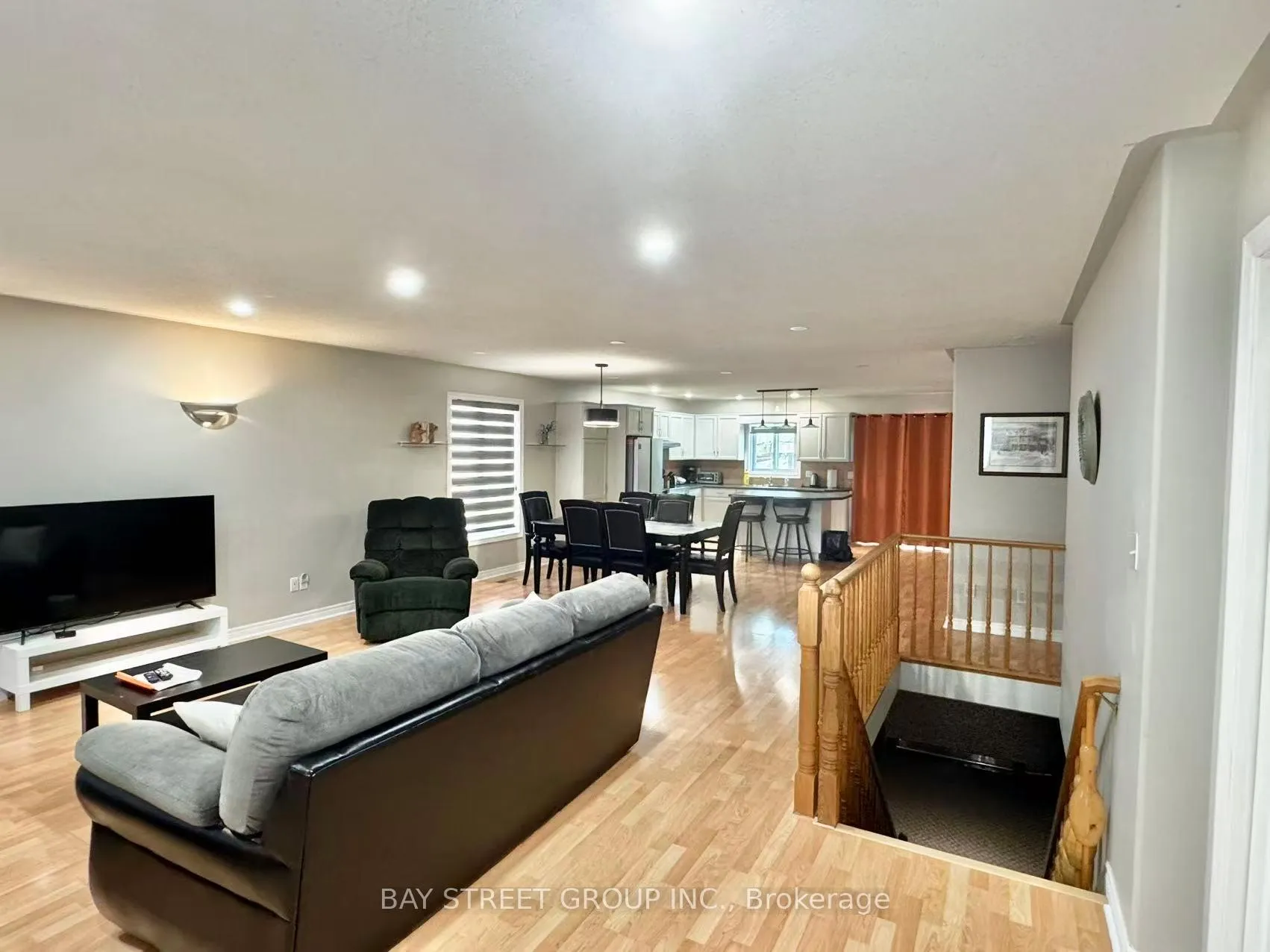 Photo 3 of 8189 Harvest Crescent, Niagara Falls, Ascot — HOMEH