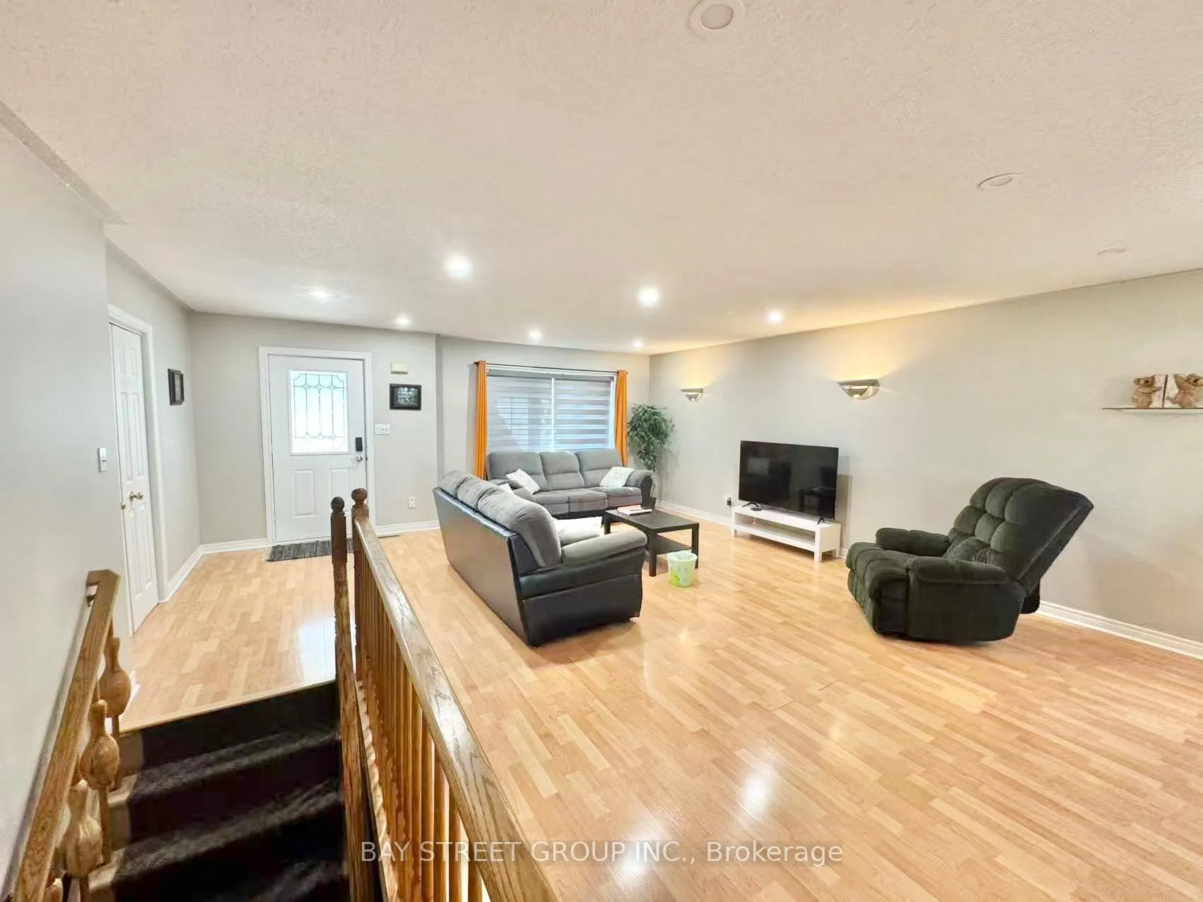 Photo 4 of 8189 Harvest Crescent, Niagara Falls, Ascot — HOMEH