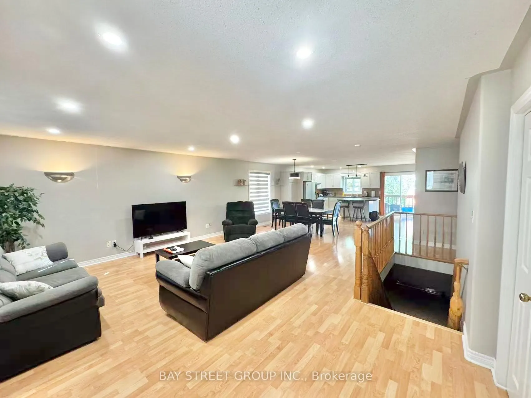 Photo 5 of 8189 Harvest Crescent, Niagara Falls, Ascot — HOMEH