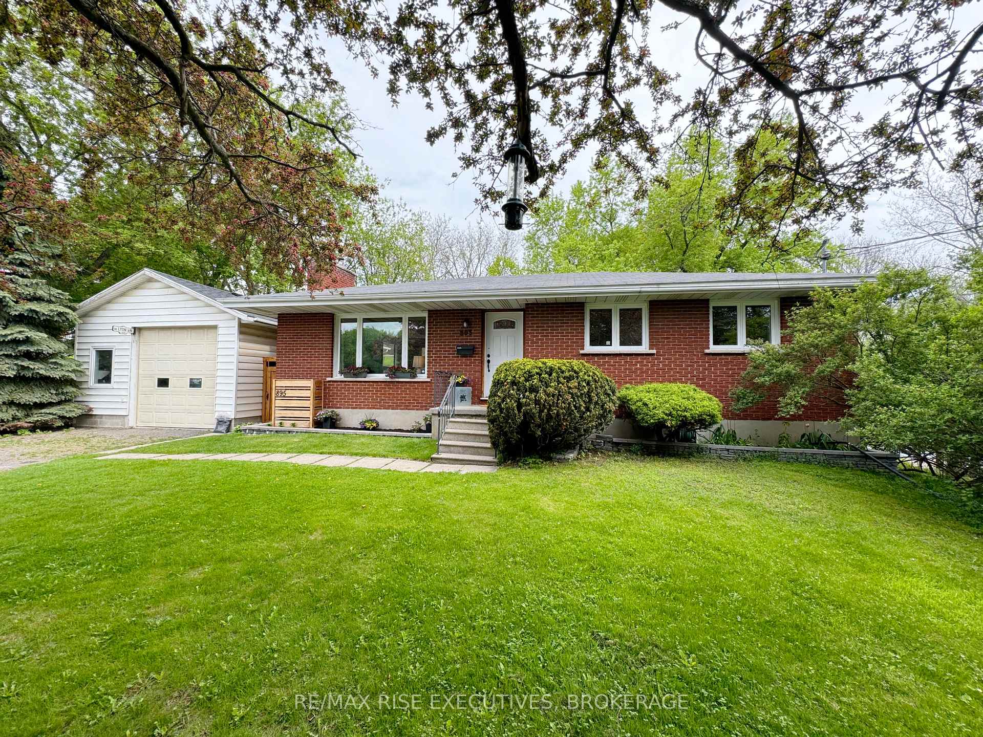 Front of 895 Purdy's Court