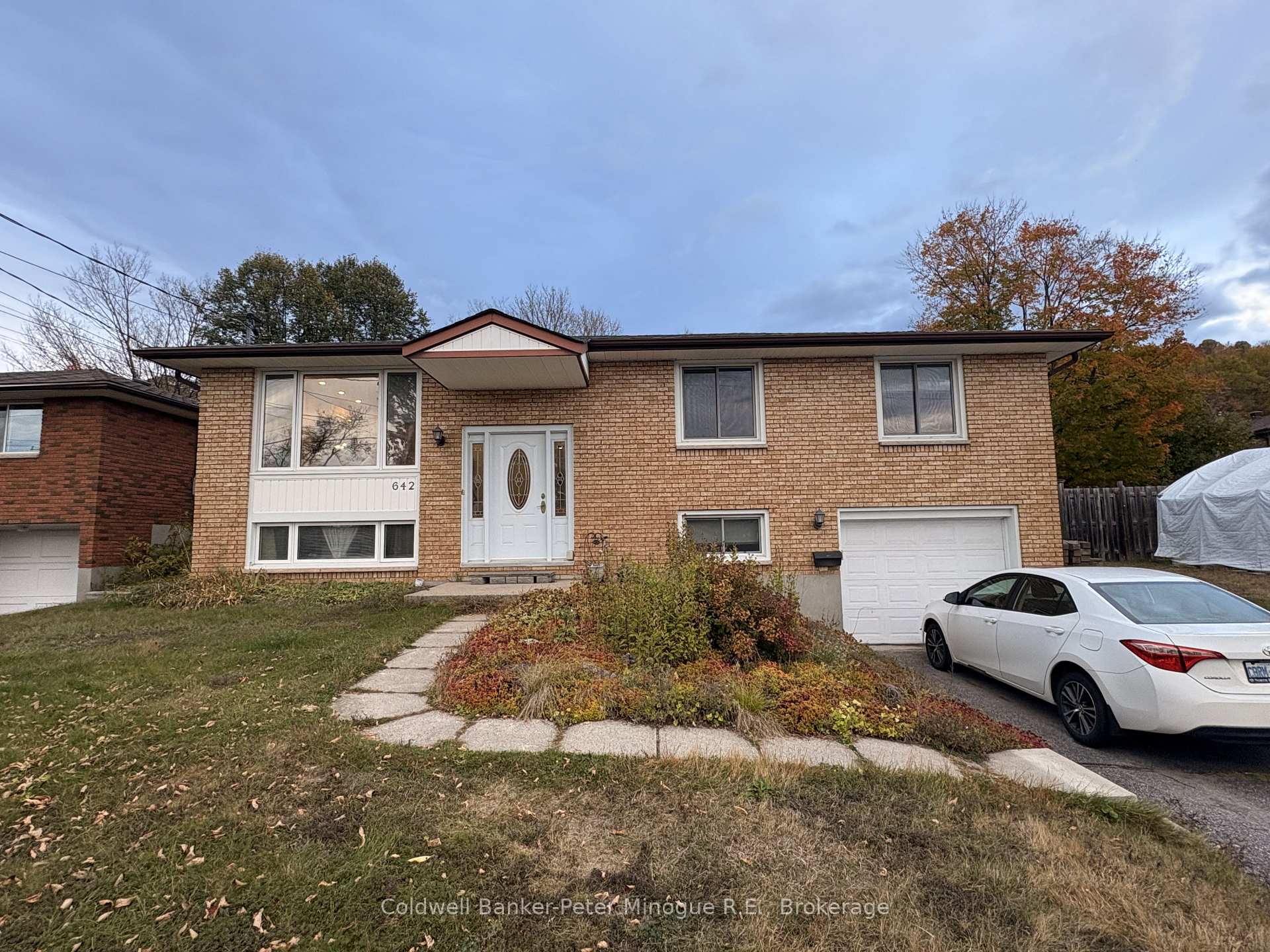 Front of 642 Ski Club Road E