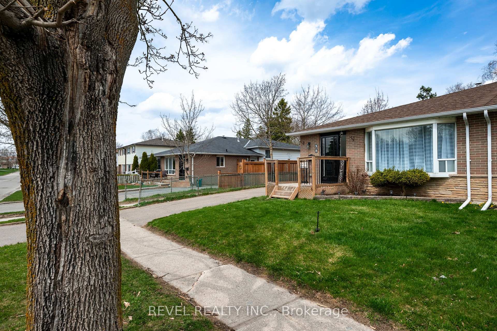 Photo 3 of 35 Edelwild Drive, Orangeville — HOMEH