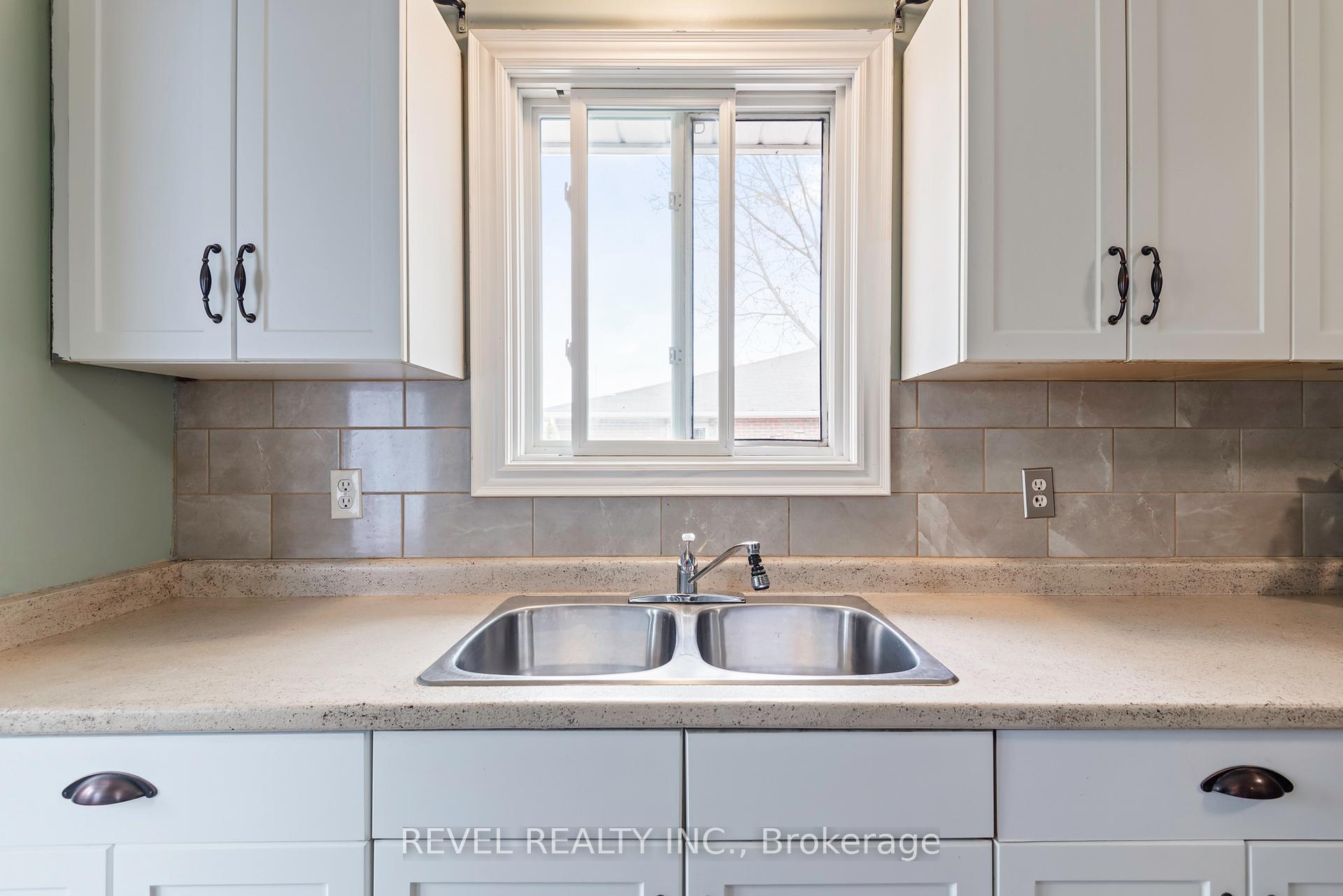 Photo 7 of 35 Edelwild Drive, Orangeville — HOMEH