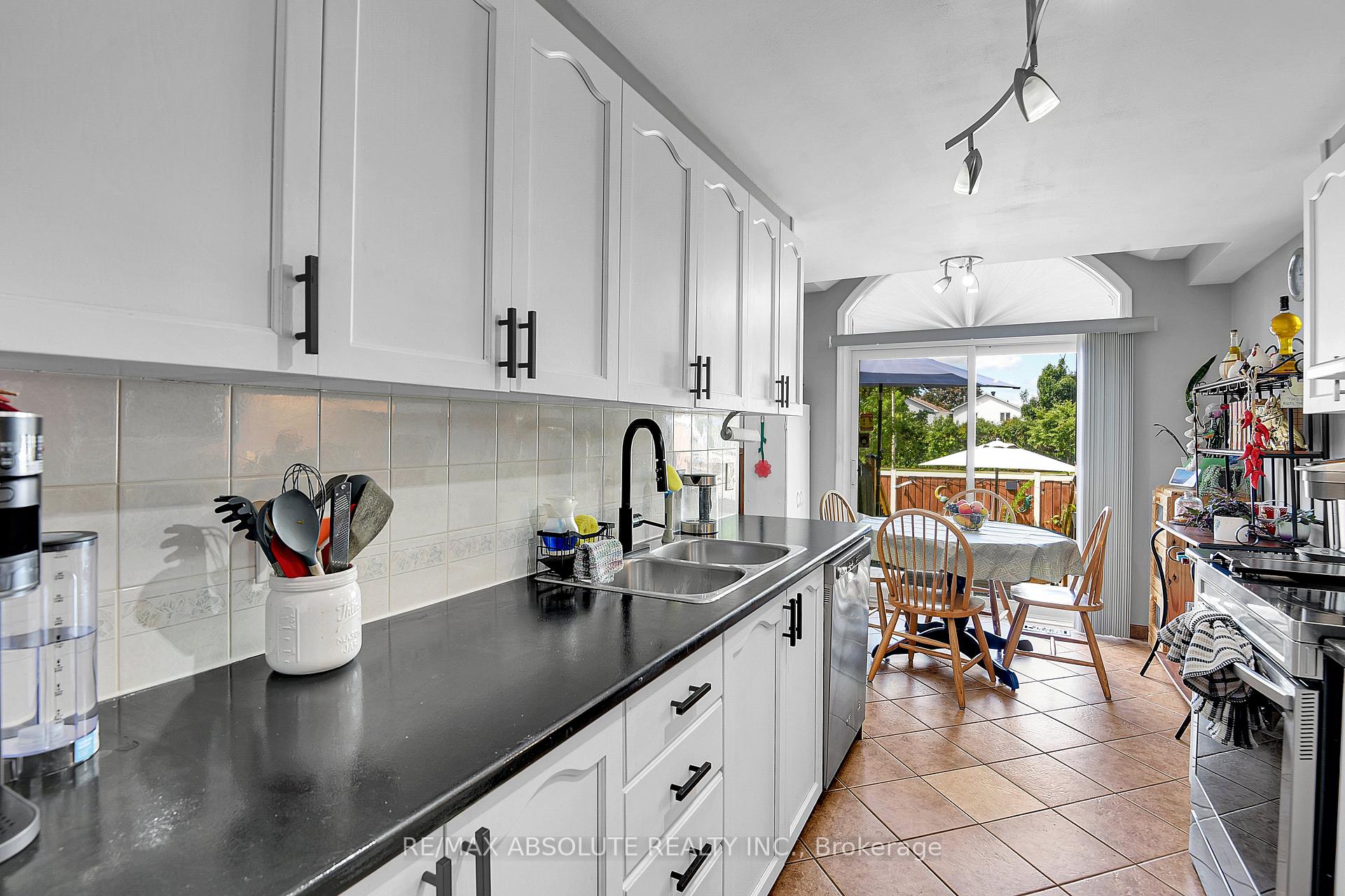 Photo 11 of 6142 Arbourwood Drive, Ottawa, Chapel Hill — HOMEH