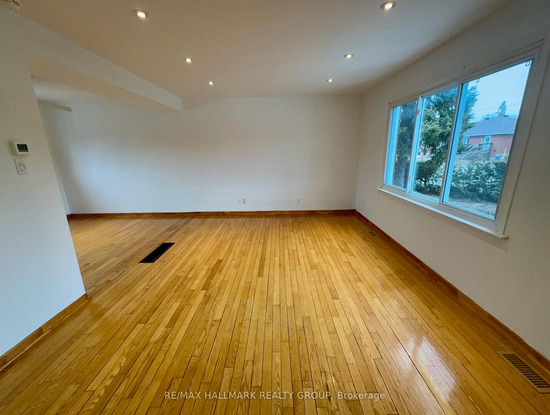 Photo 5 of 772 Borthwick Avenue S, Ottawa, Castle Heights/Rideau High — HOMEH