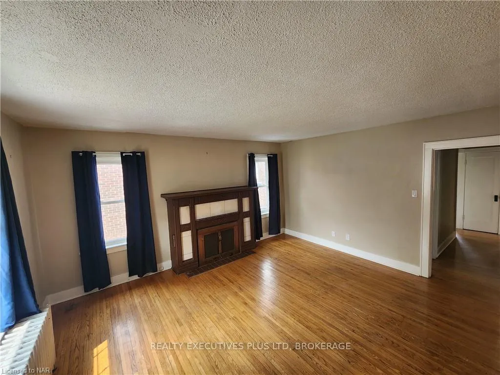 Photo 2 of 4865 Simcoe Street, Niagara Falls, Cherrywood — HOMEH