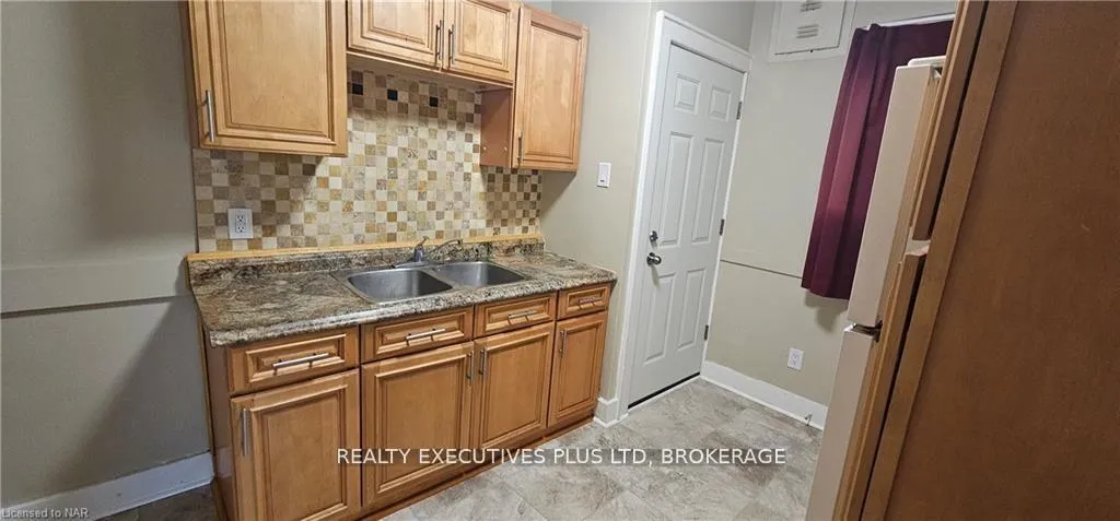 Photo 3 of 4865 Simcoe Street, Niagara Falls, Cherrywood — HOMEH