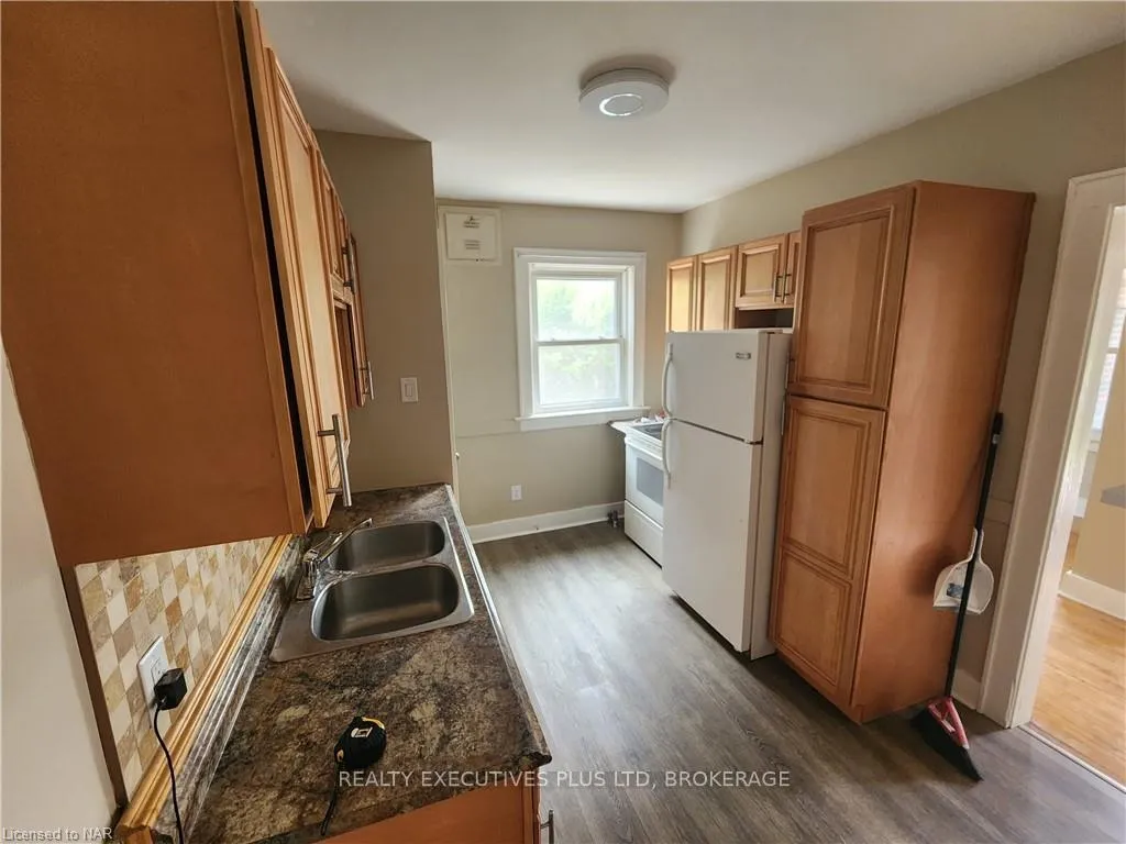 Photo 4 of 4865 Simcoe Street, Niagara Falls, Cherrywood — HOMEH