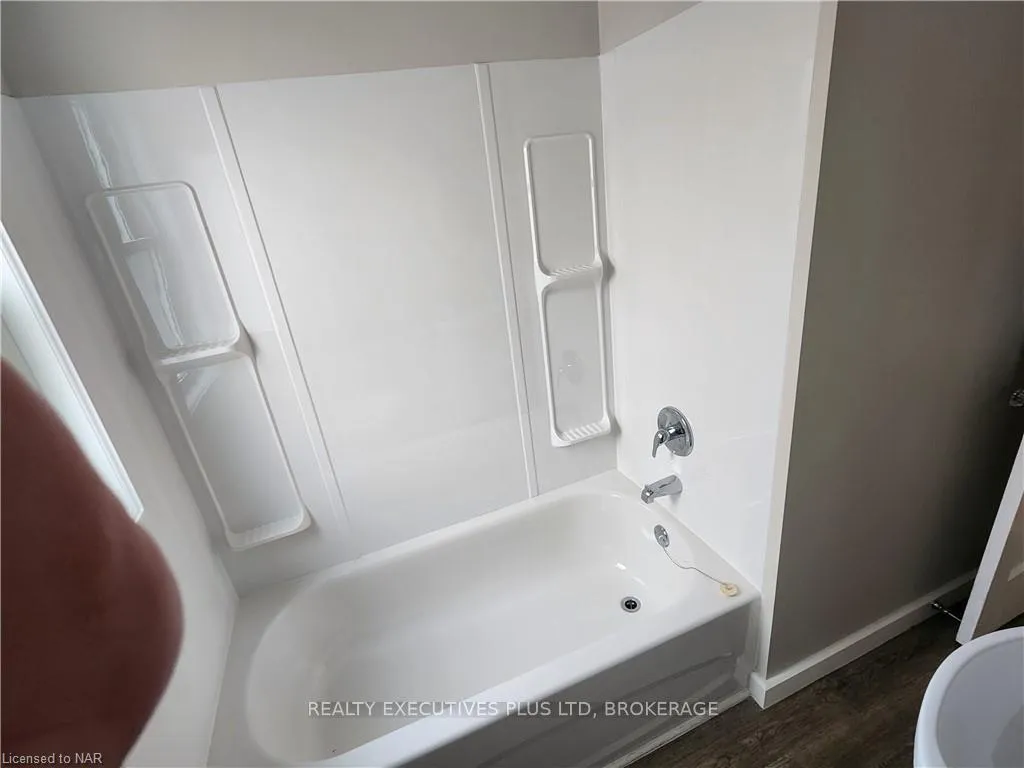 Photo 5 of 4865 Simcoe Street, Niagara Falls, Cherrywood — HOMEH