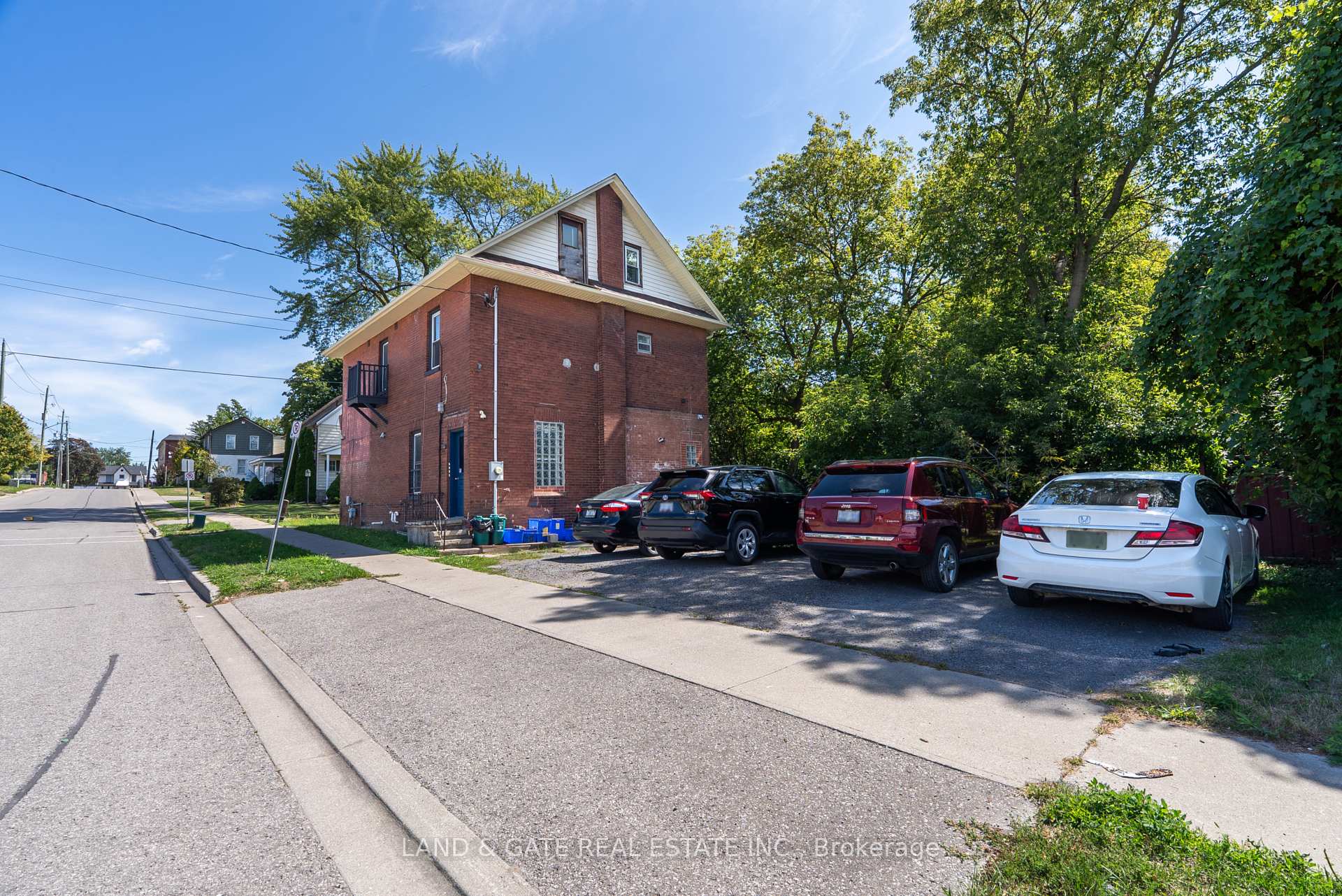 Front of 394 Centre Street S