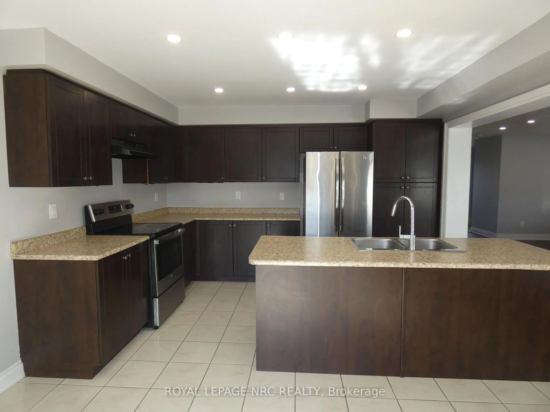 Photo 9 of 7857 Sassafras Trail, Niagara Falls, Brown — HOMEH
