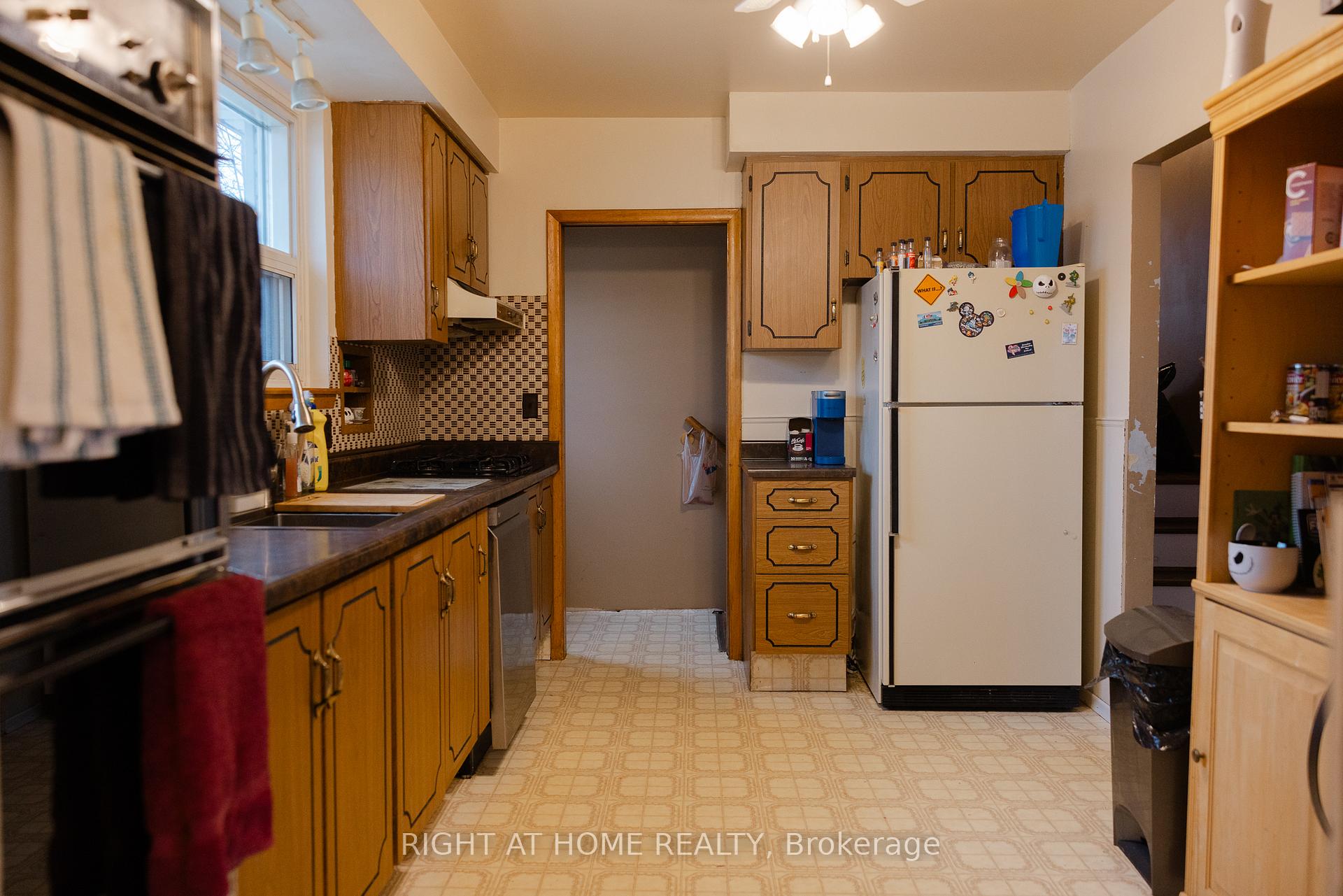 Photo 3 of 506 Farewell Street, Oshawa, Donevan — HOMEH