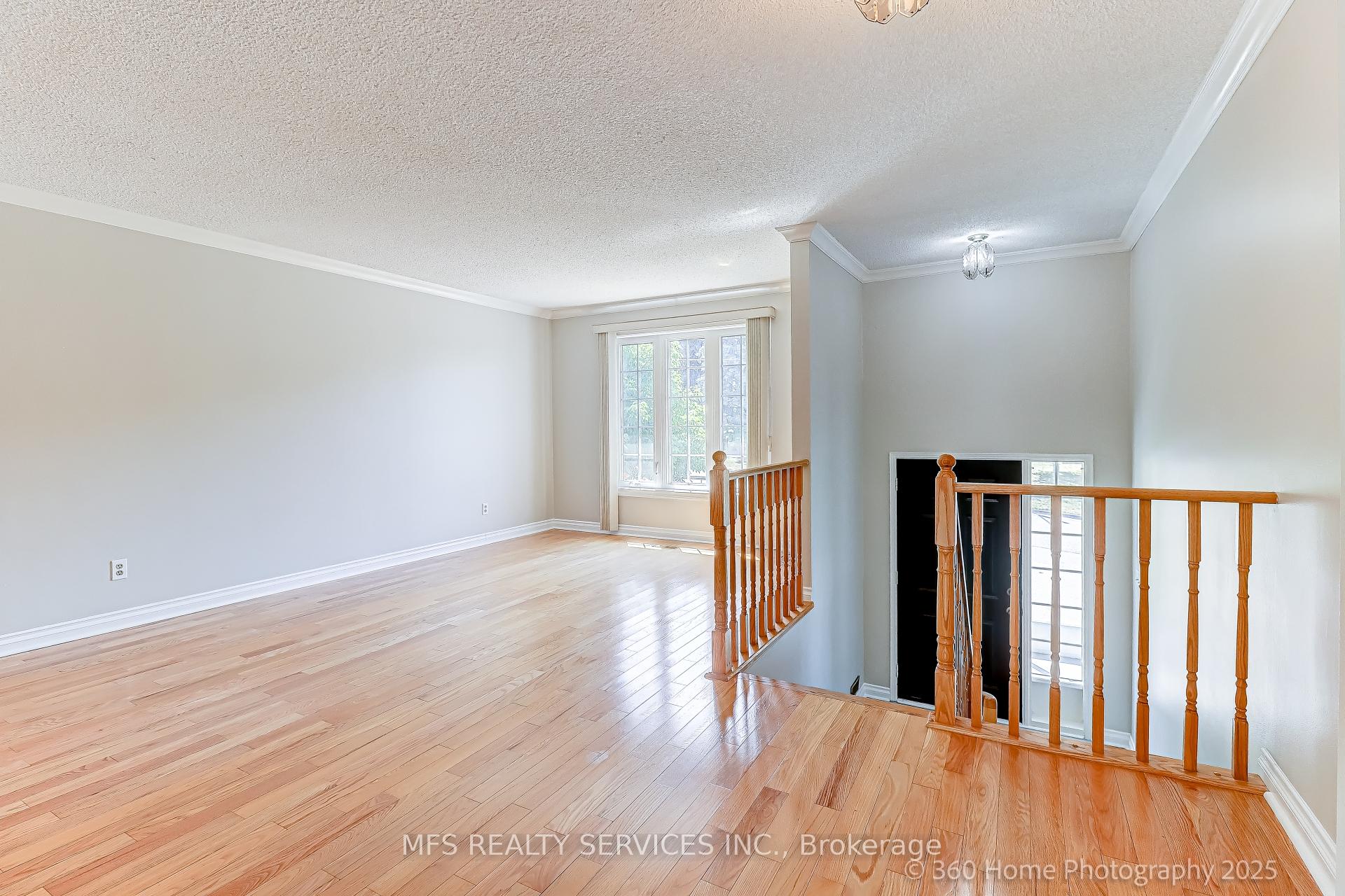 Photo 3 of 286 Seneca Avenue, Oshawa, Samac — HOMEH