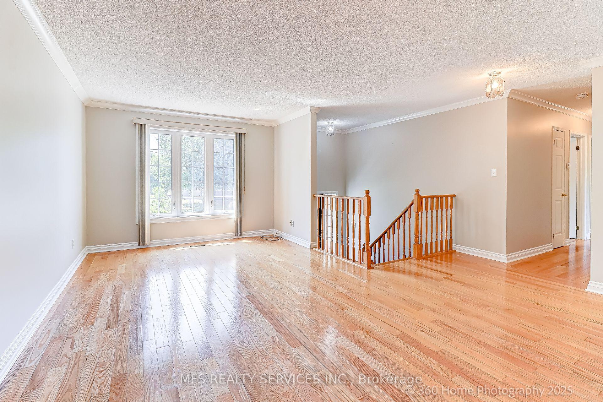 Photo 4 of 286 Seneca Avenue, Oshawa, Samac — HOMEH