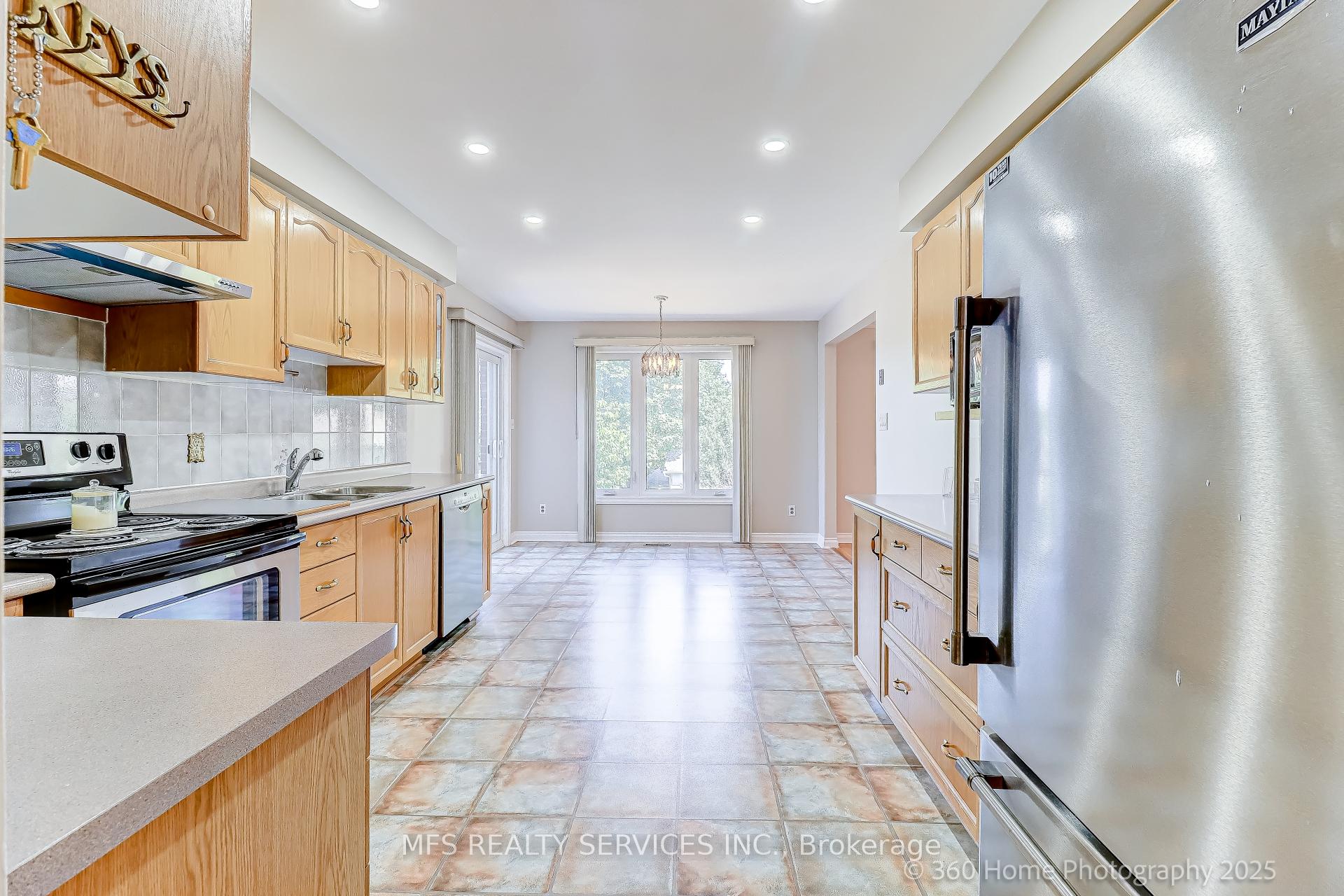 Photo 5 of 286 Seneca Avenue, Oshawa, Samac — HOMEH