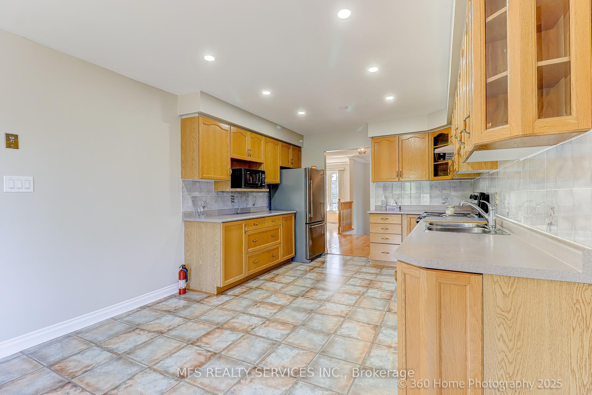 Photo 6 of 286 Seneca Avenue, Oshawa, Samac — HOMEH
