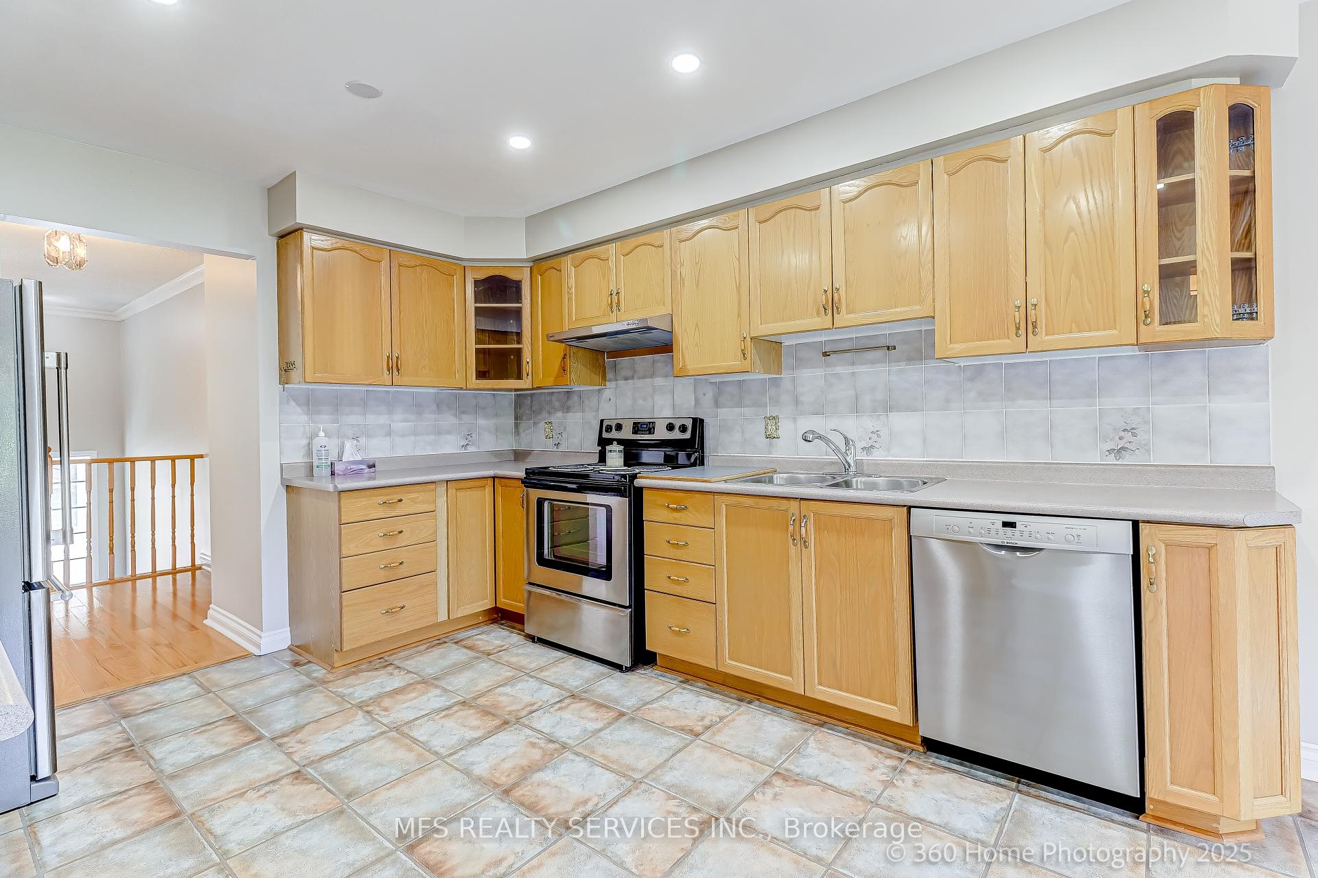 Photo 7 of 286 Seneca Avenue, Oshawa, Samac — HOMEH