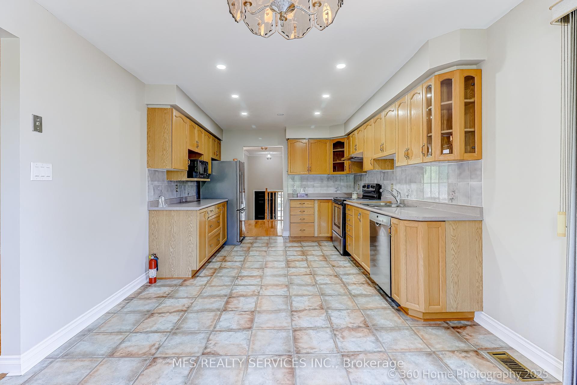 Photo 8 of 286 Seneca Avenue, Oshawa, Samac — HOMEH