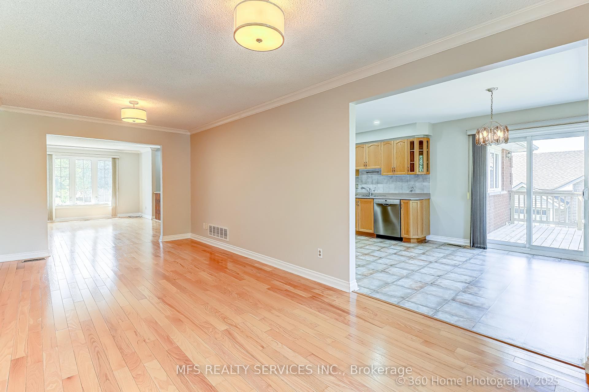Photo 9 of 286 Seneca Avenue, Oshawa, Samac — HOMEH